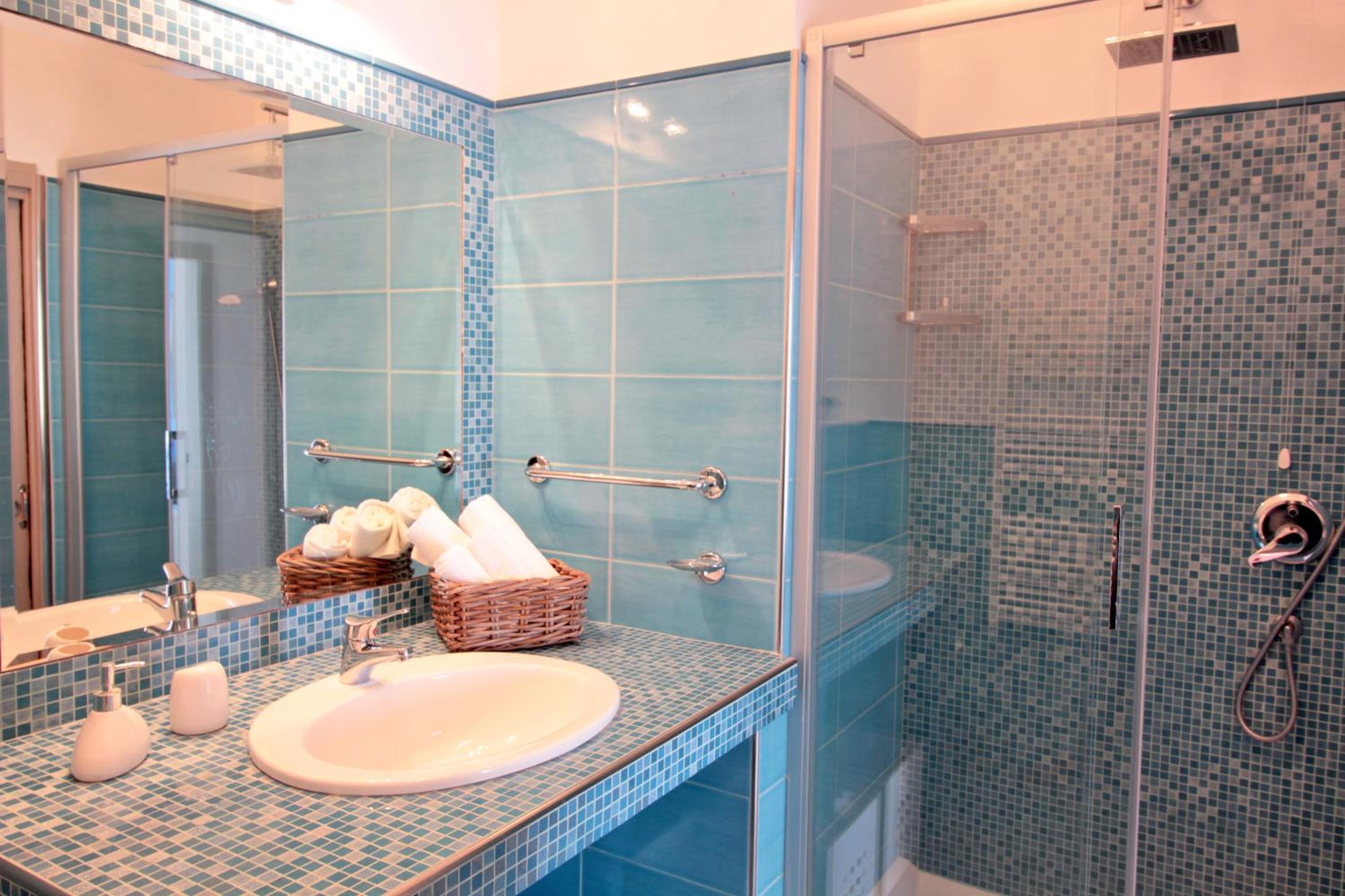 Two-Bedroom Apartment with Balcony and Sea View - Photo 10