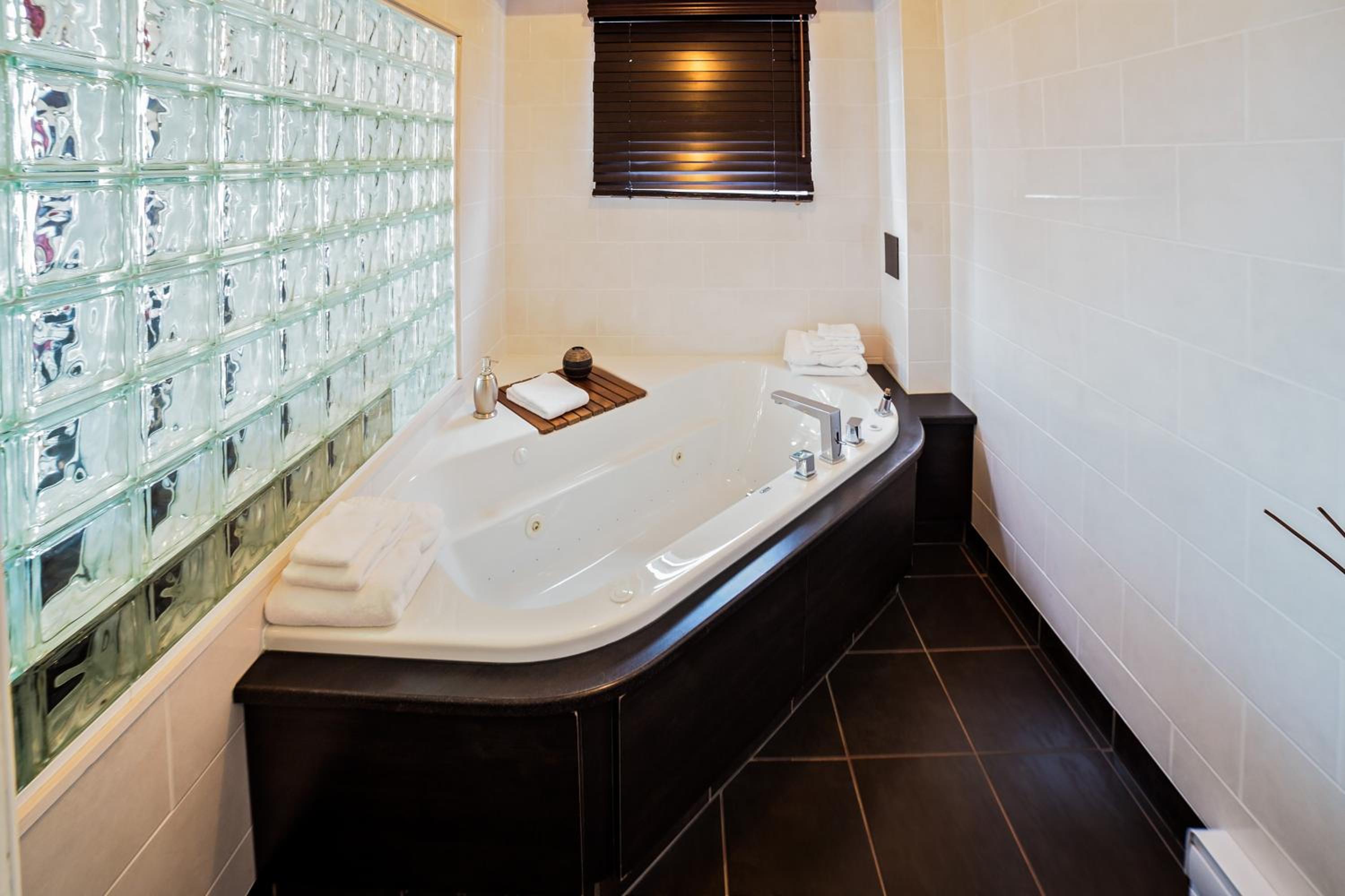 Superior King Room with Spa Bath photo 3