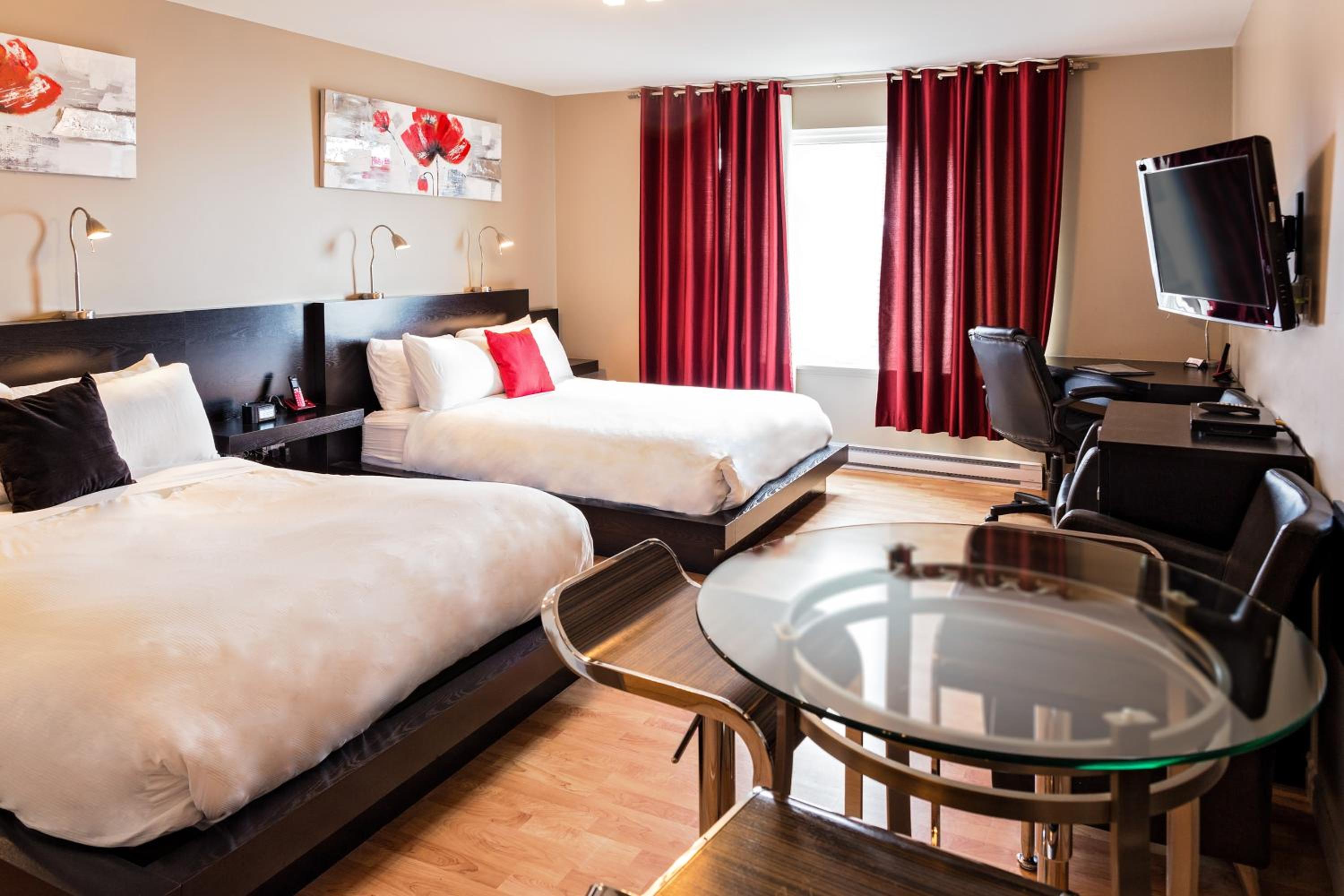 Queen Room with Two Queen Beds photo 1