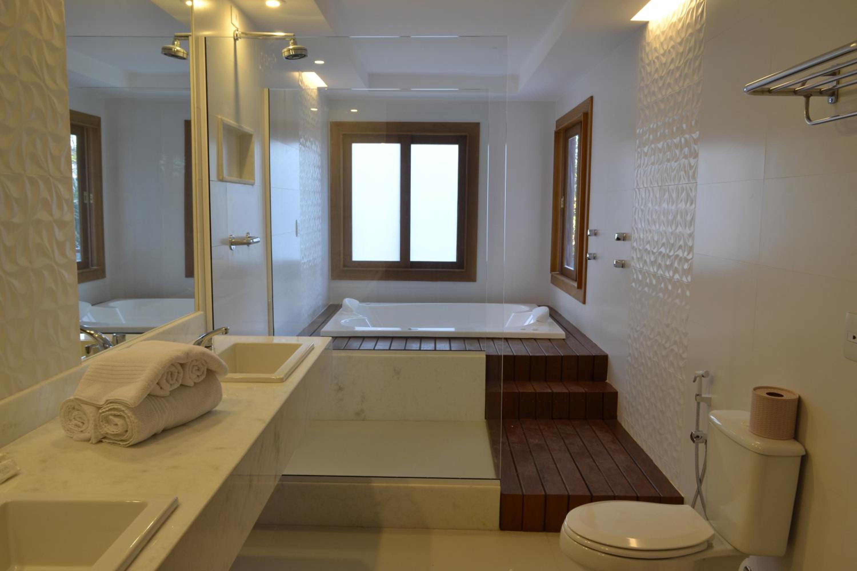 VIP Suite - Photo 3