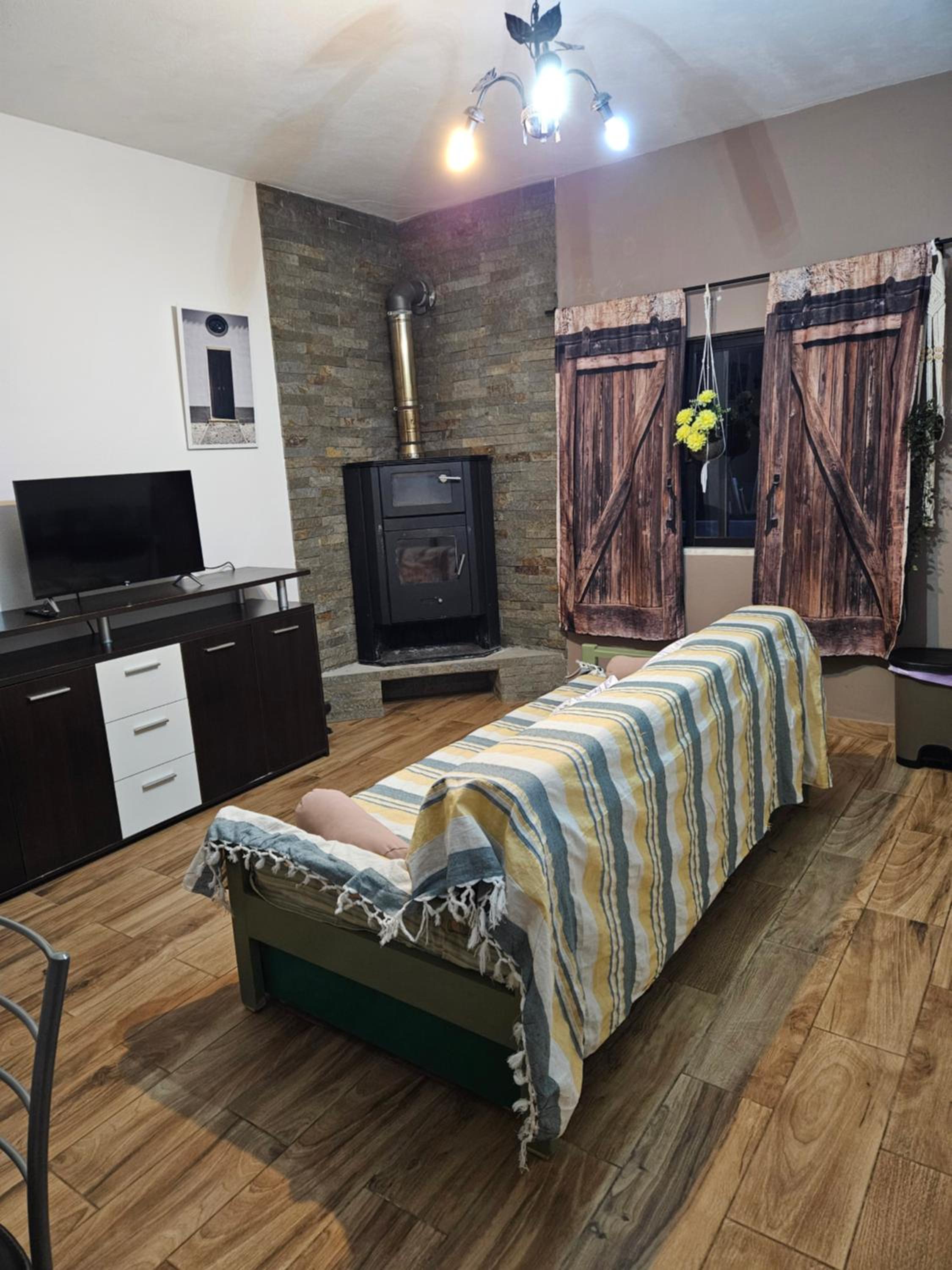 One-Bedroom Apartment - Photo 2