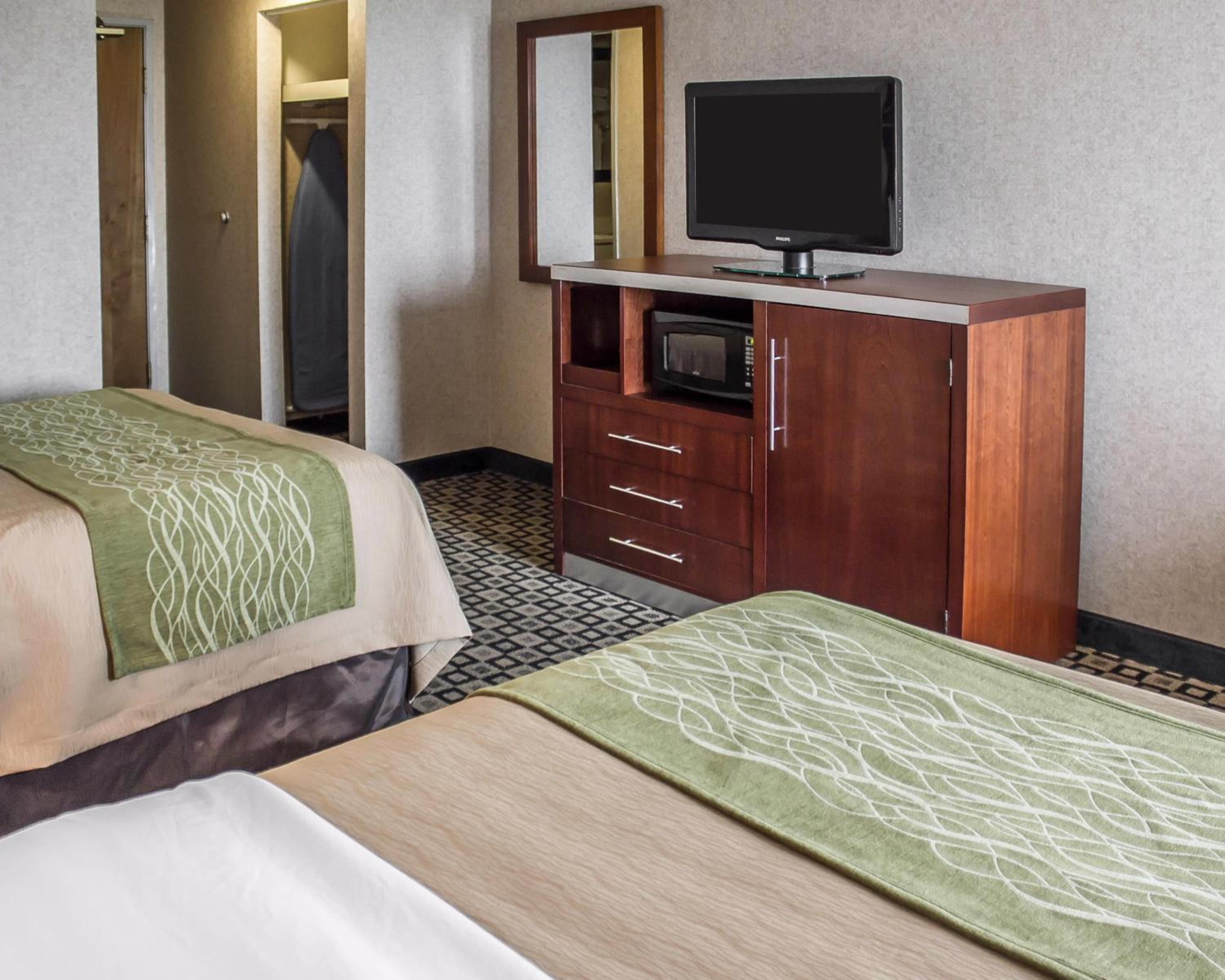 Queen Room with Two Queen Beds - Non-Smoking - Photo 2