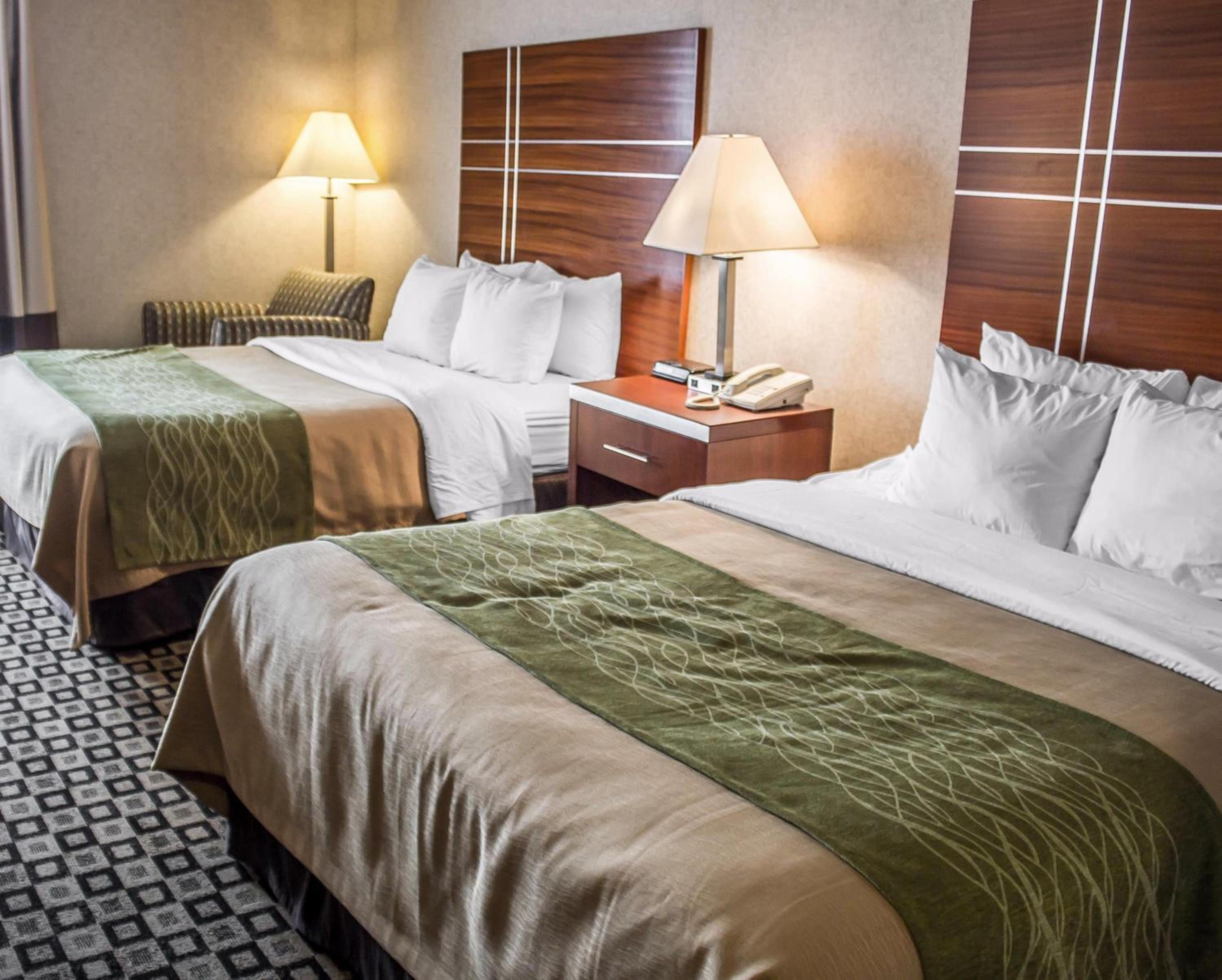 Queen Room with Two Queen Beds - Non-Smoking - Photo 4