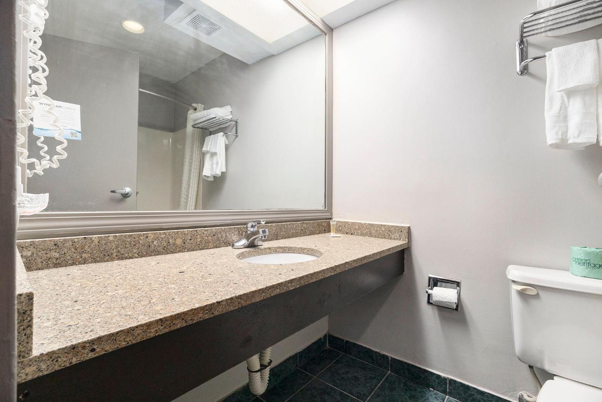 Deluxe King Room - Non-Smoking - Photo 7