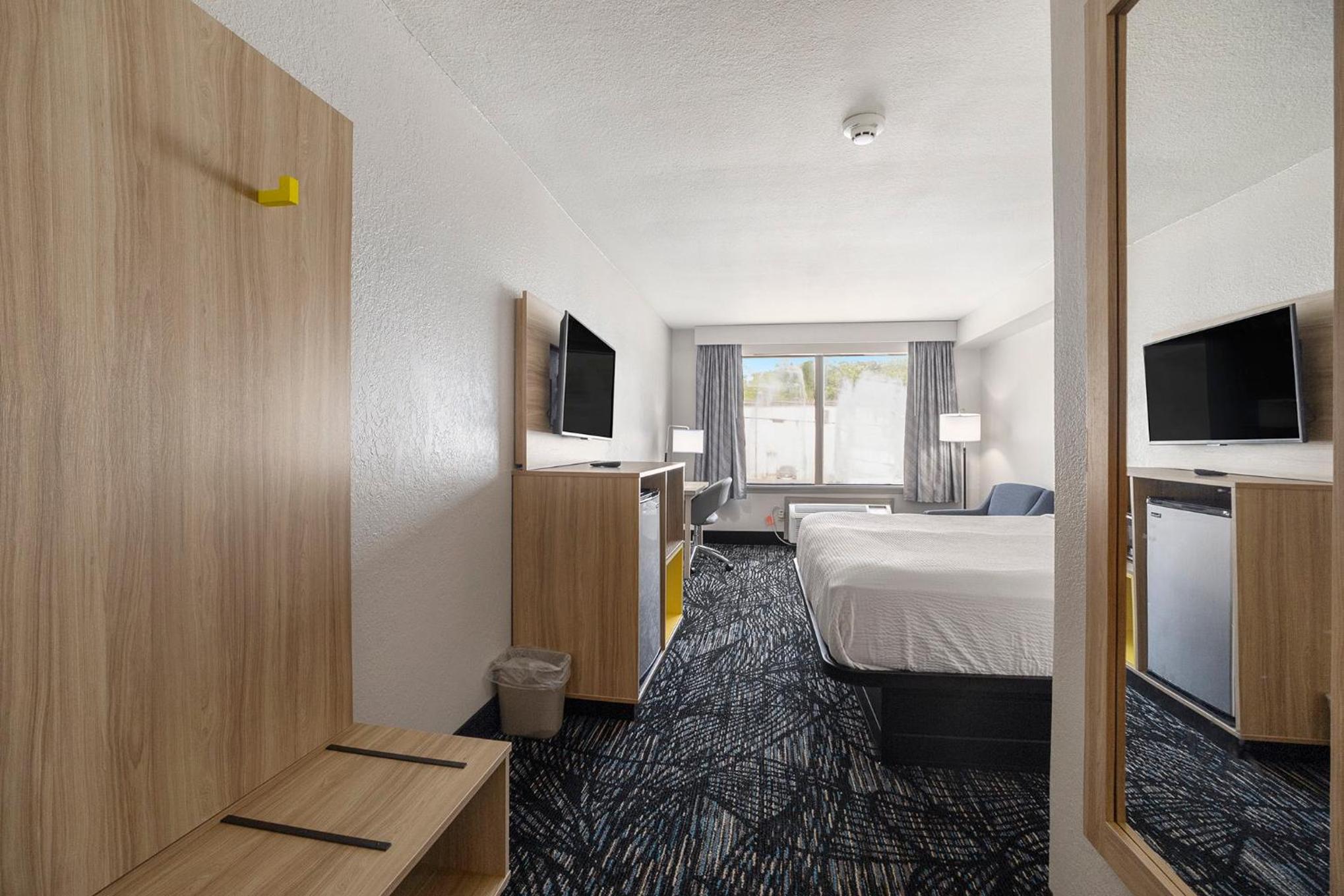 King Room - Non-Smoking - Photo 2