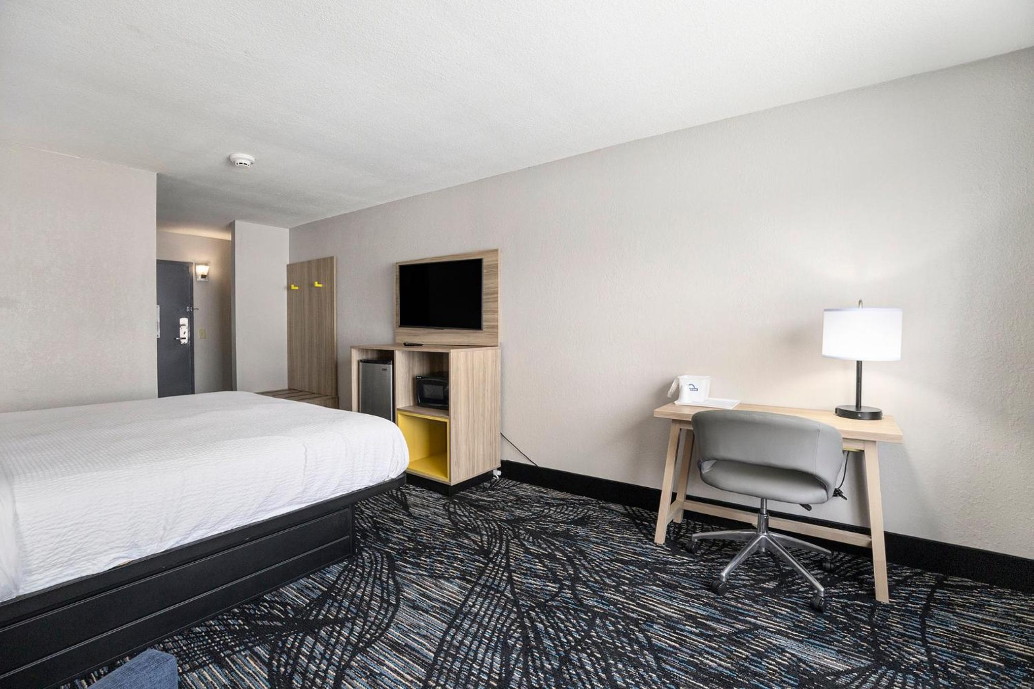 King Room - Non-Smoking - Photo 4