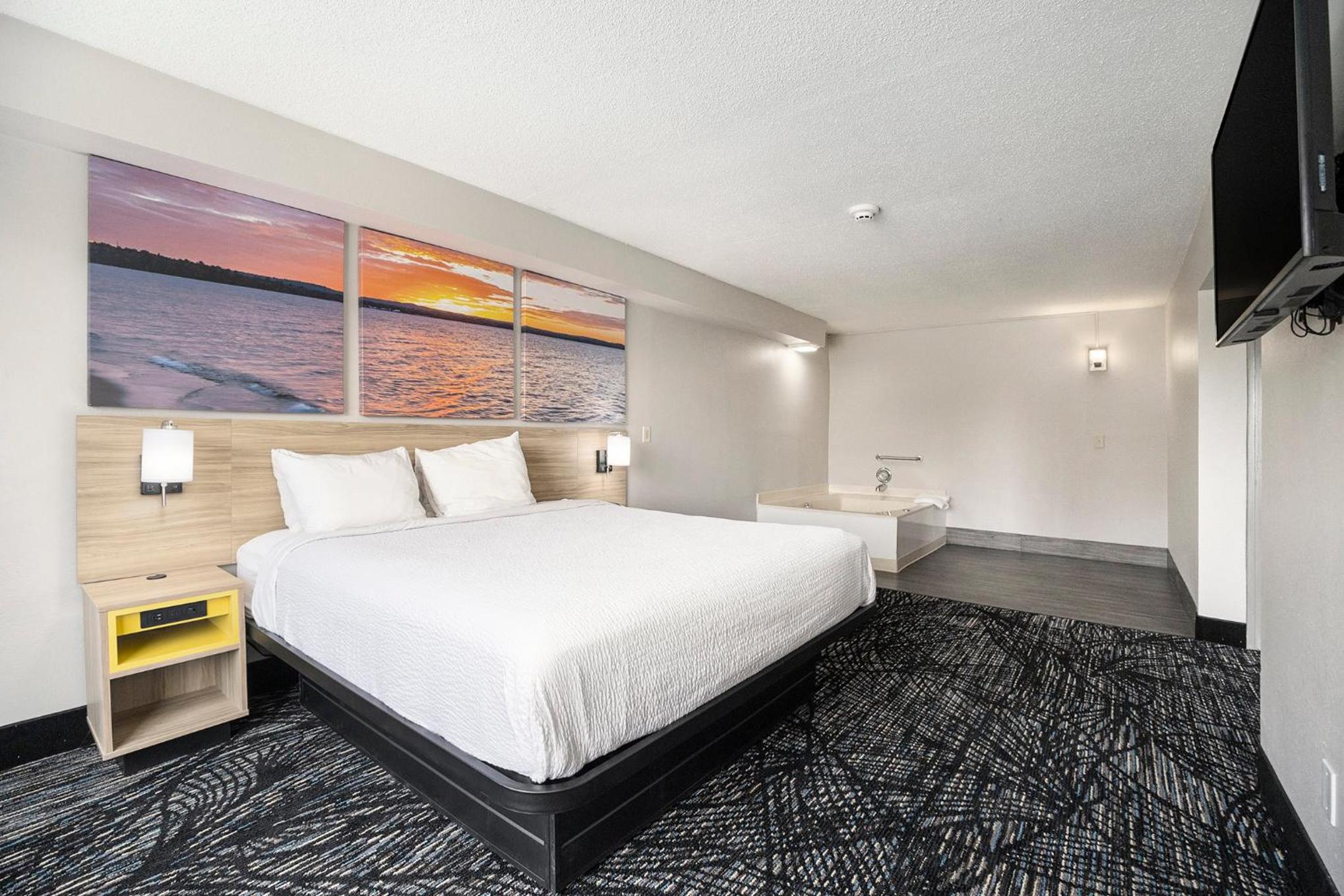 King Suite - Non-Smoking - Photo 1