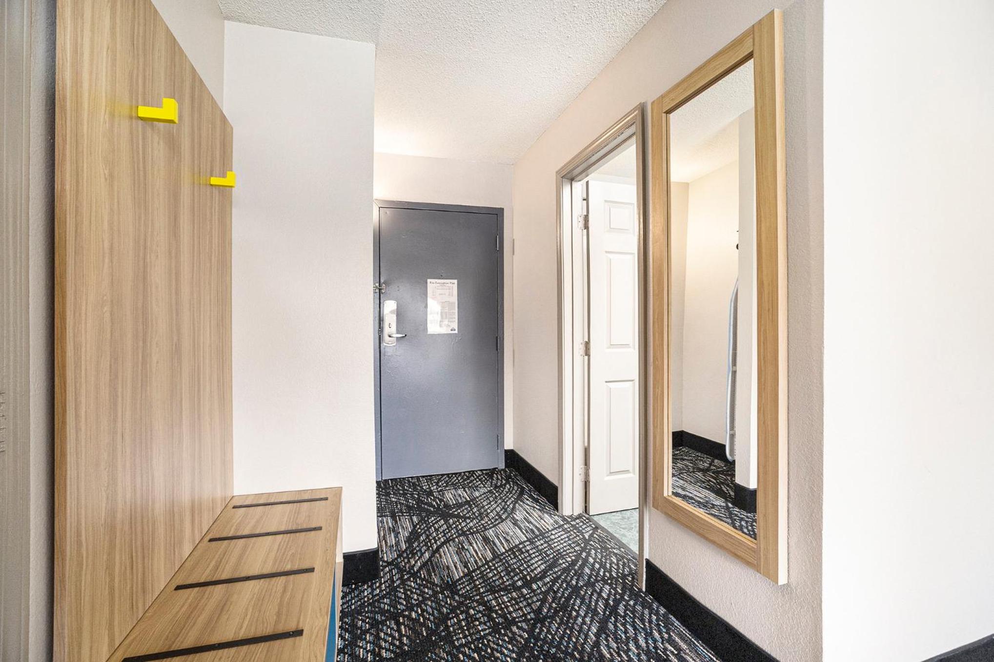 King Suite - Non-Smoking - Photo 2