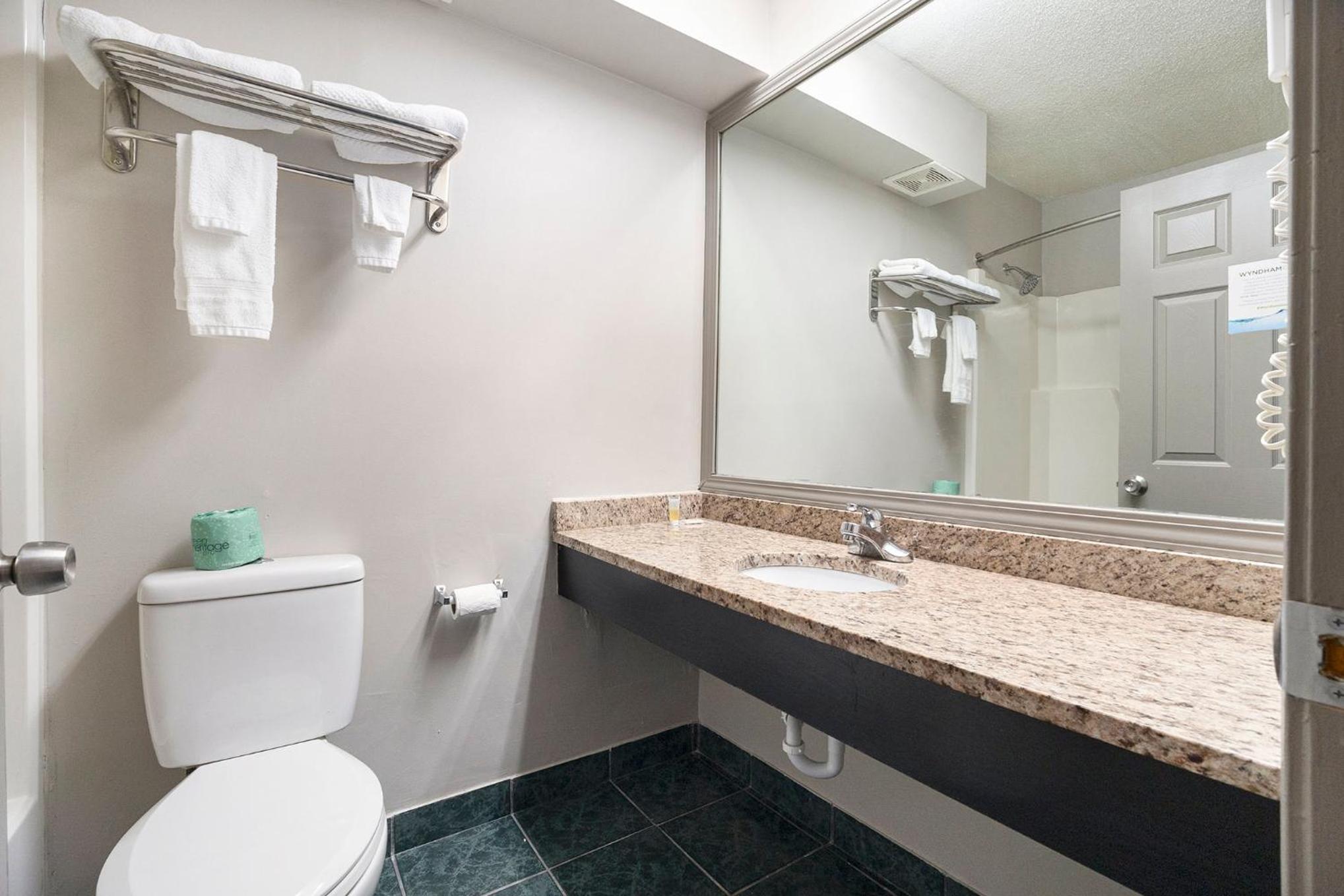 King Suite - Non-Smoking - Photo 3