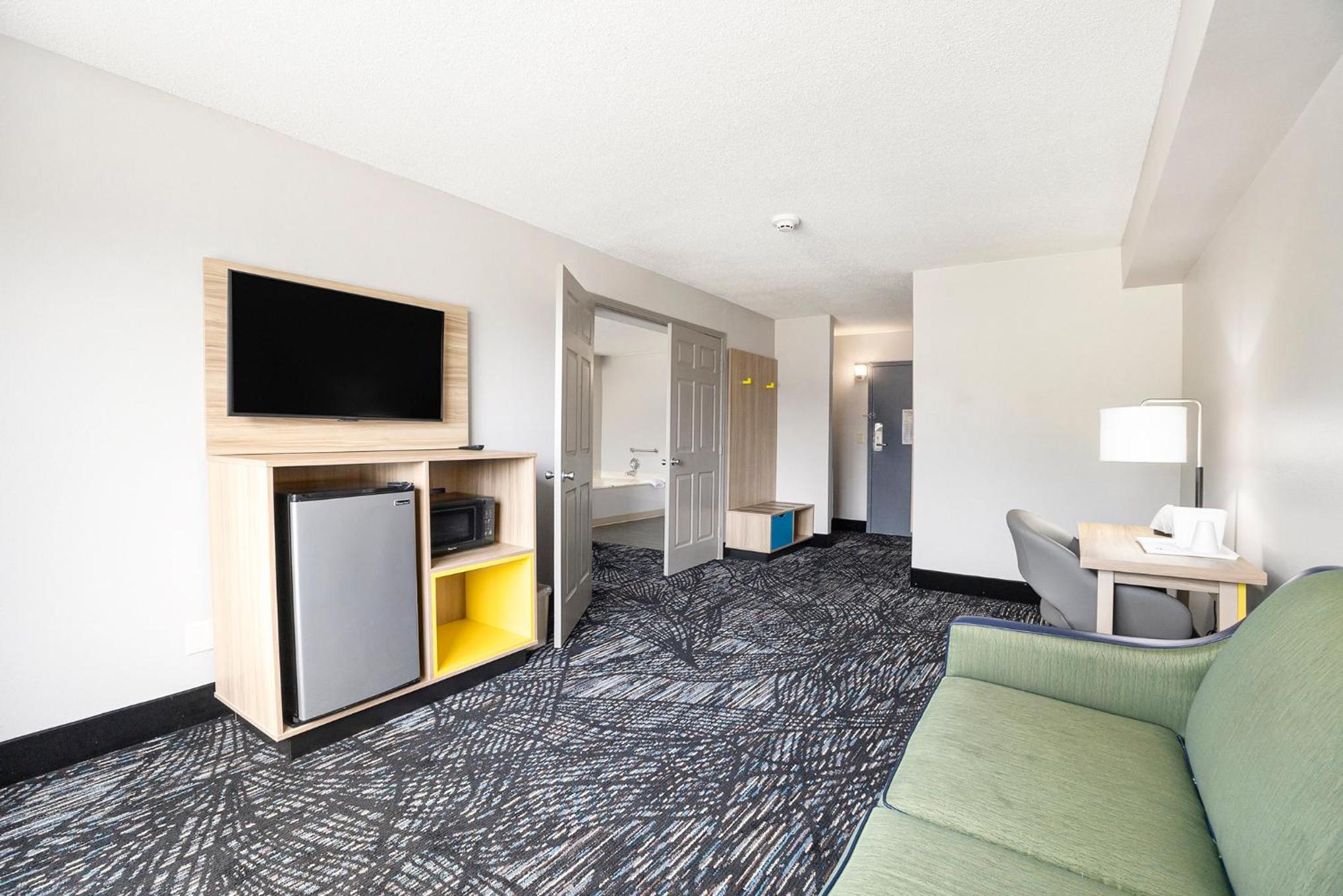 King Suite - Non-Smoking - Photo 5