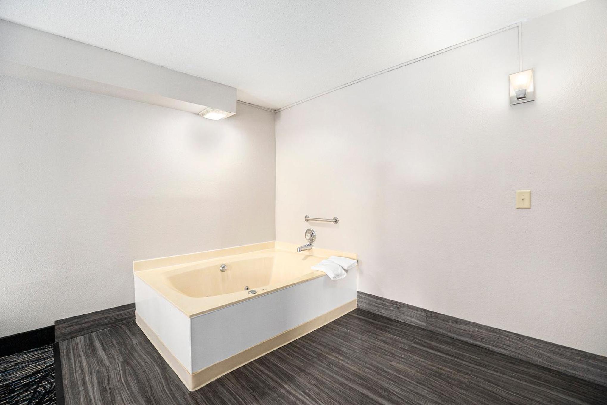 King Suite - Non-Smoking - Photo 8