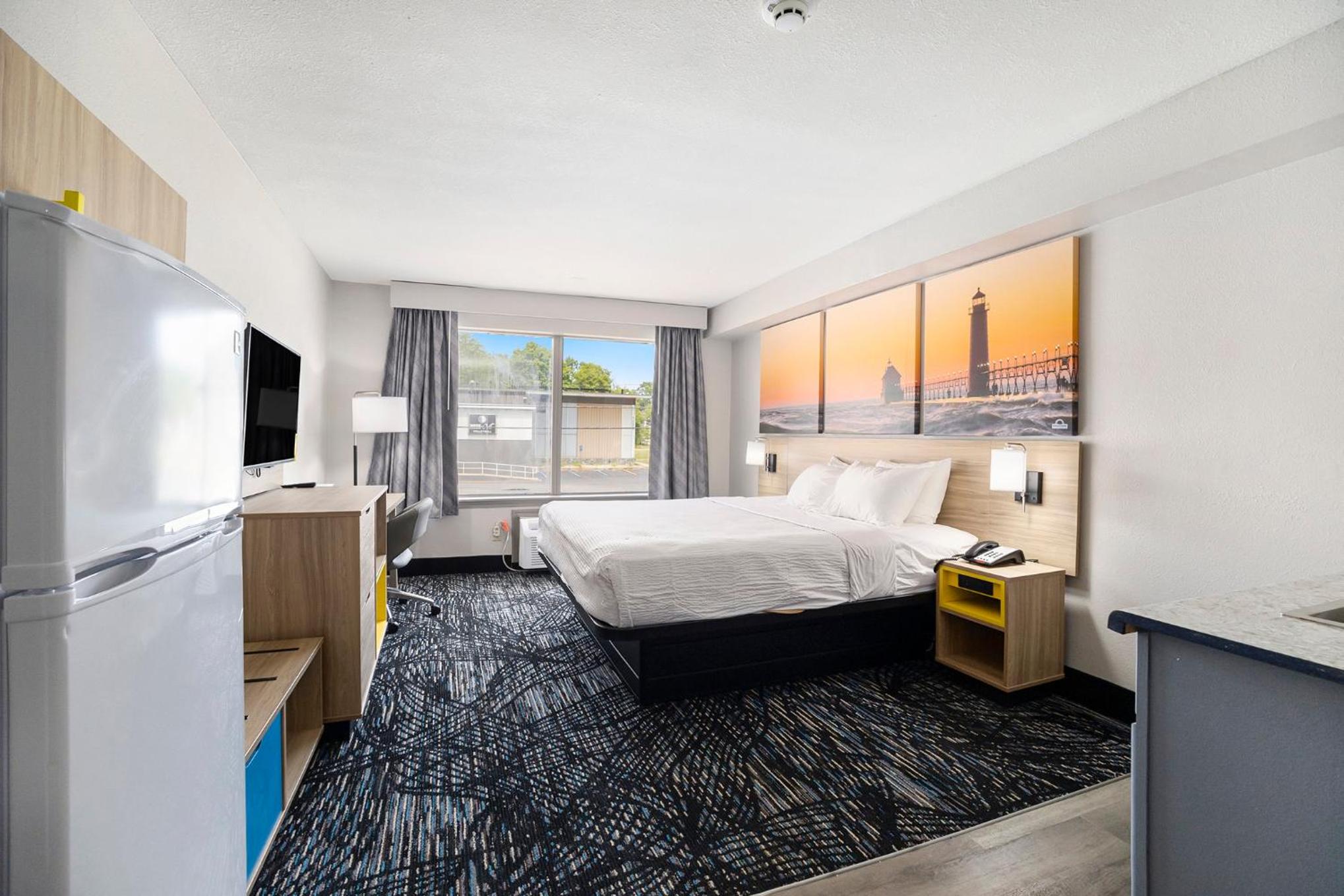 Deluxe King Room - Non-Smoking - Photo 1