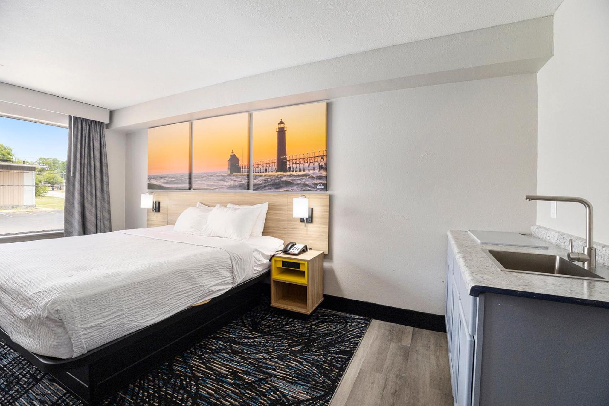 Deluxe King Room - Non-Smoking - Photo 2