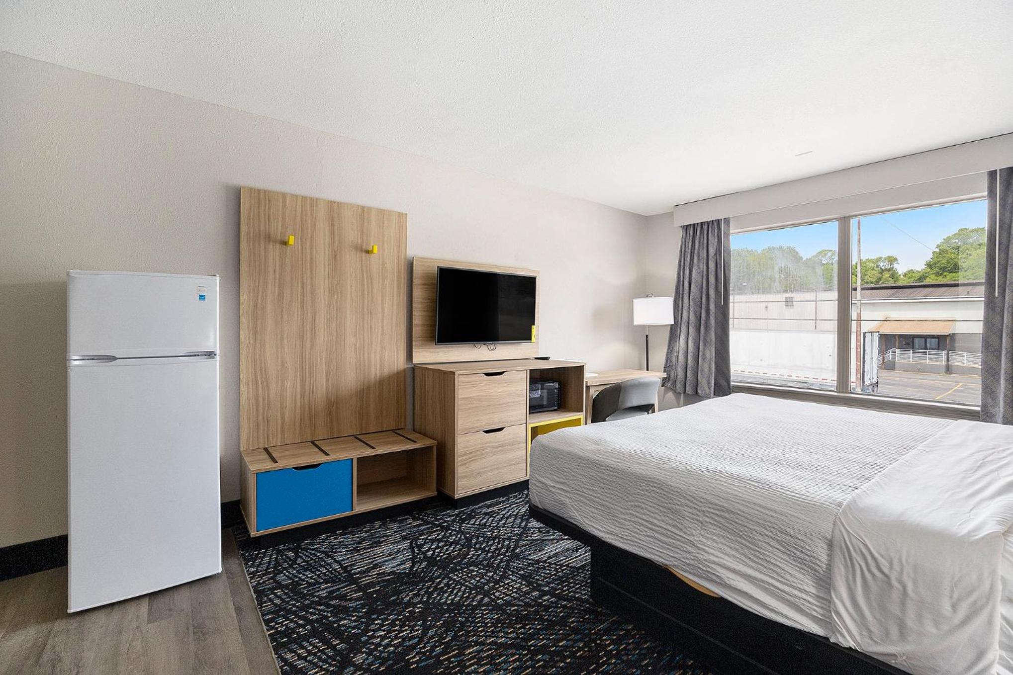Deluxe King Room - Non-Smoking - Photo 4