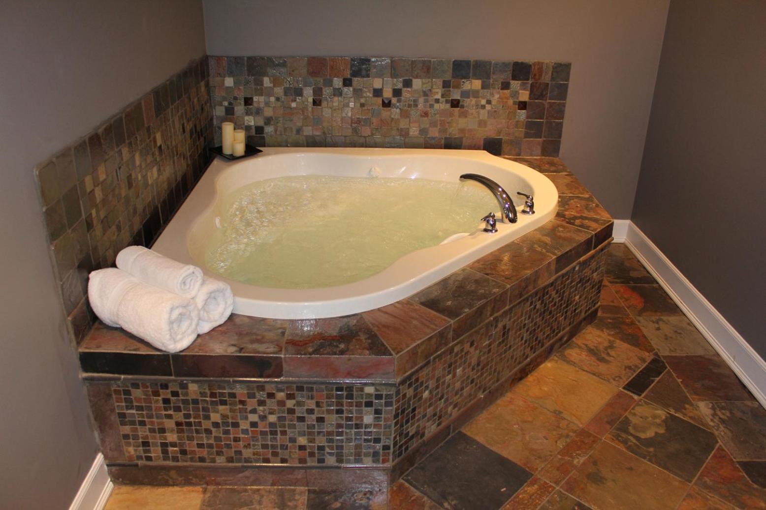 Suite with Hot Tub(All guests must be 21 years or older to stay in this room)  - Photo 5