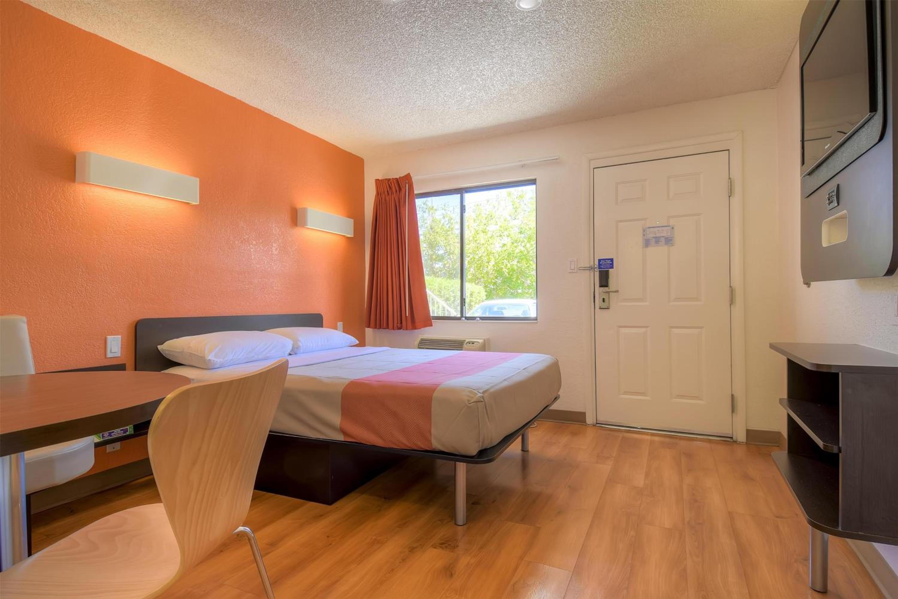 Queen Room - Disability Access/Non Smoking photo 1