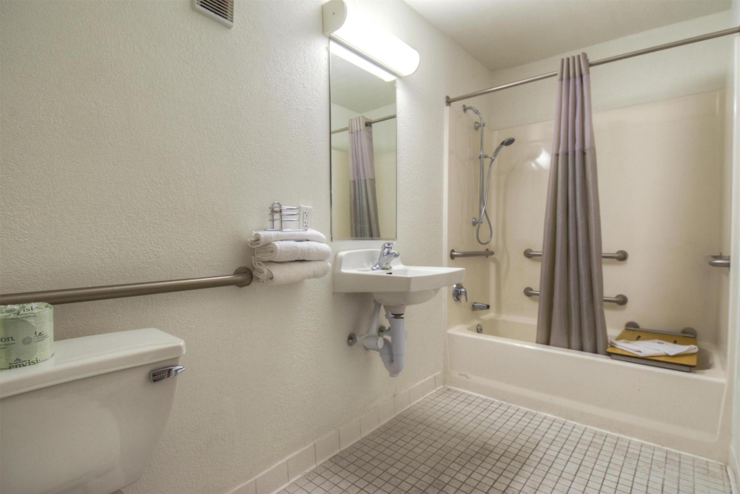 Quadruple Room - Disability Access - Non-Smoking photo 2
