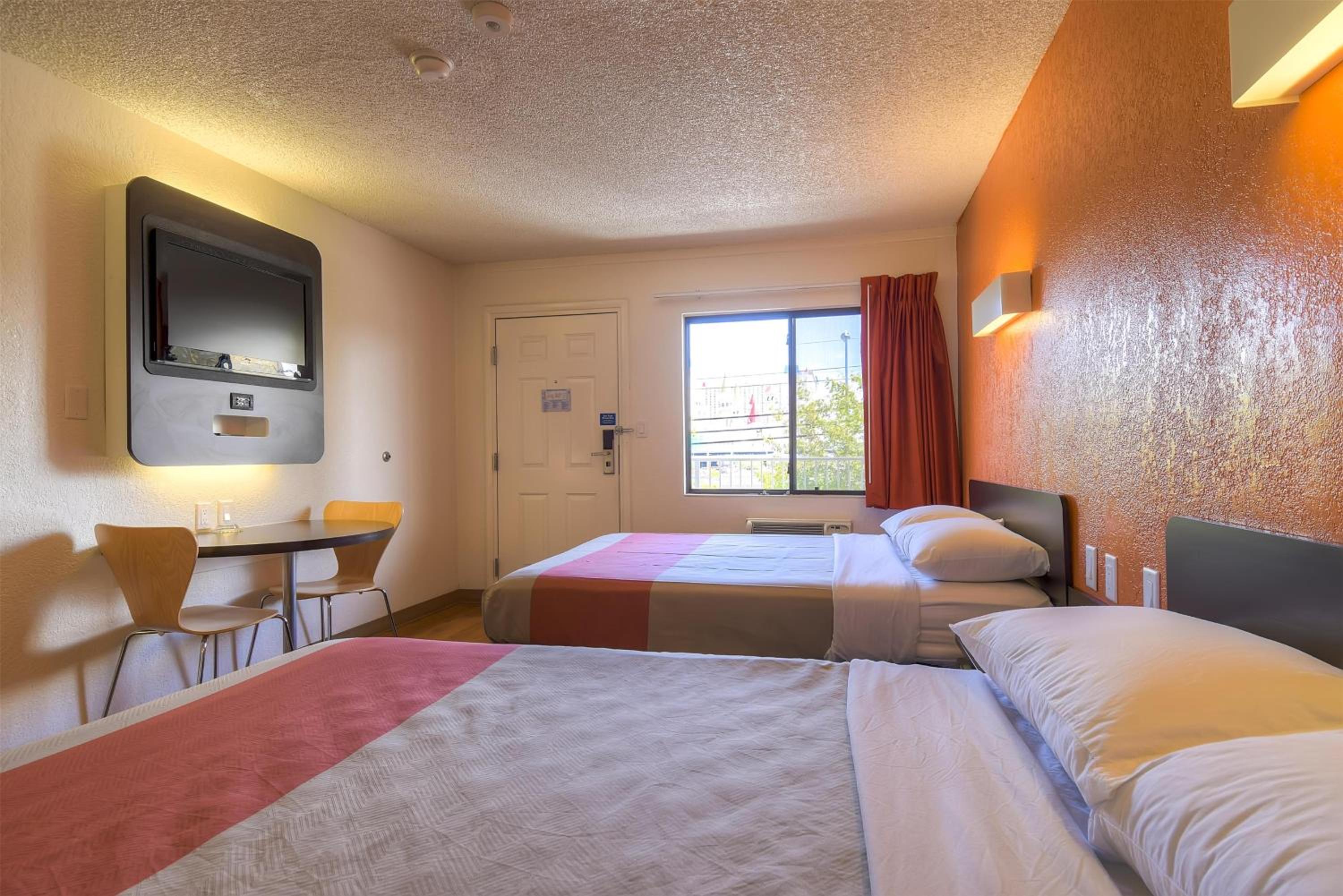Quadruple Room - Non-Smoking photo 2
