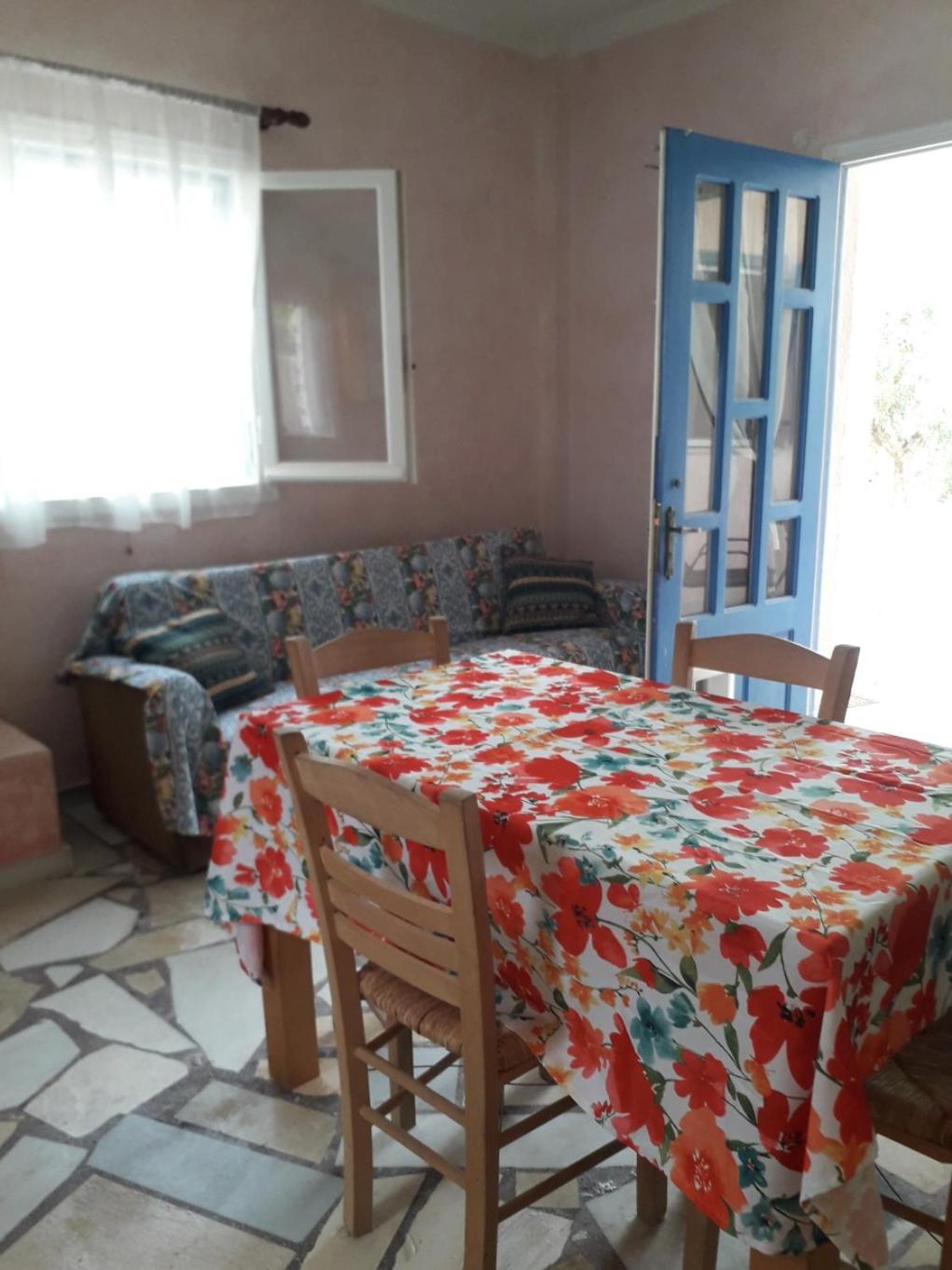 Deluxe Two-Bedroom Apartment with Garden View photo 2