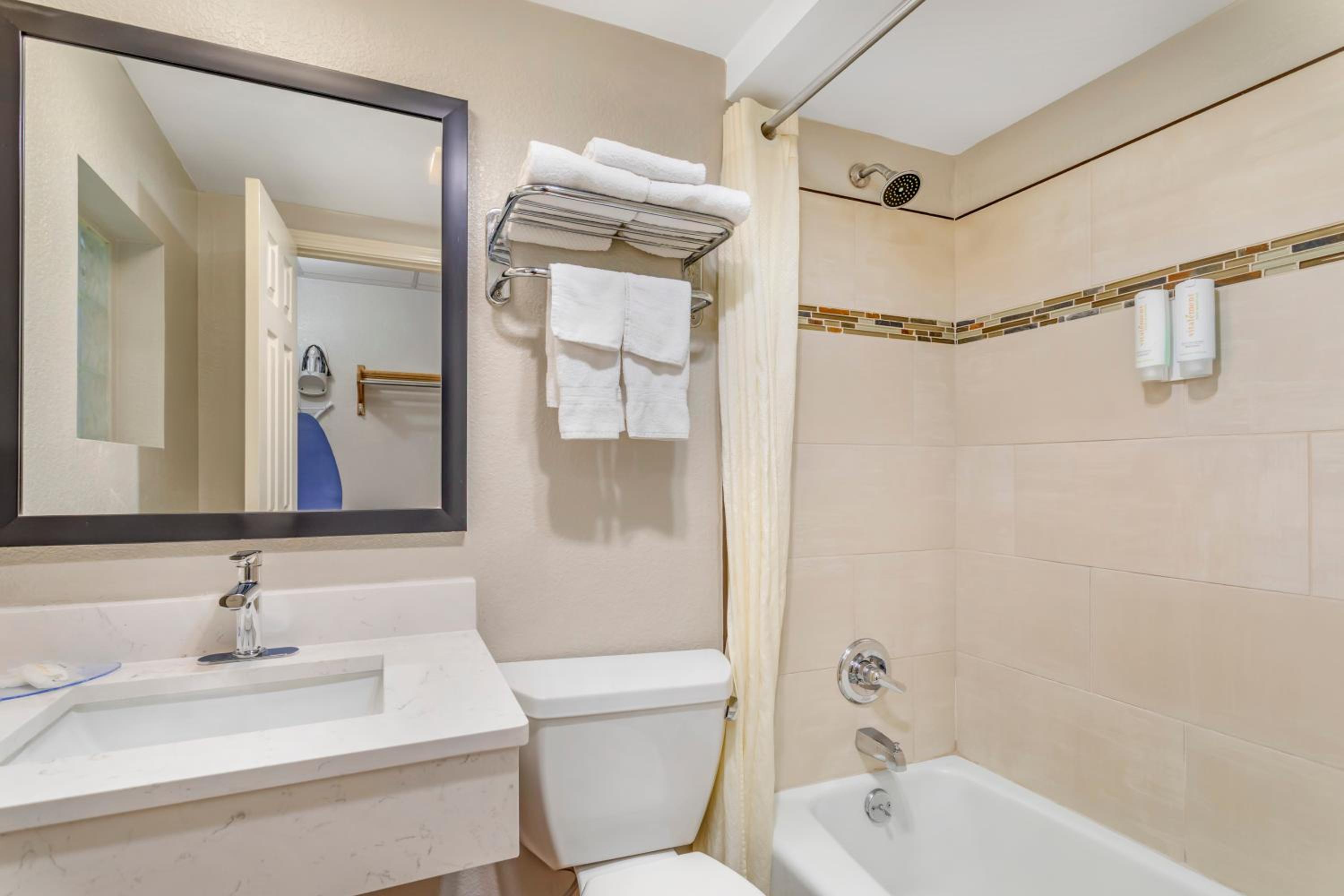 Queen Suite with Two Queen Beds - Non-Smoking - Photo 4