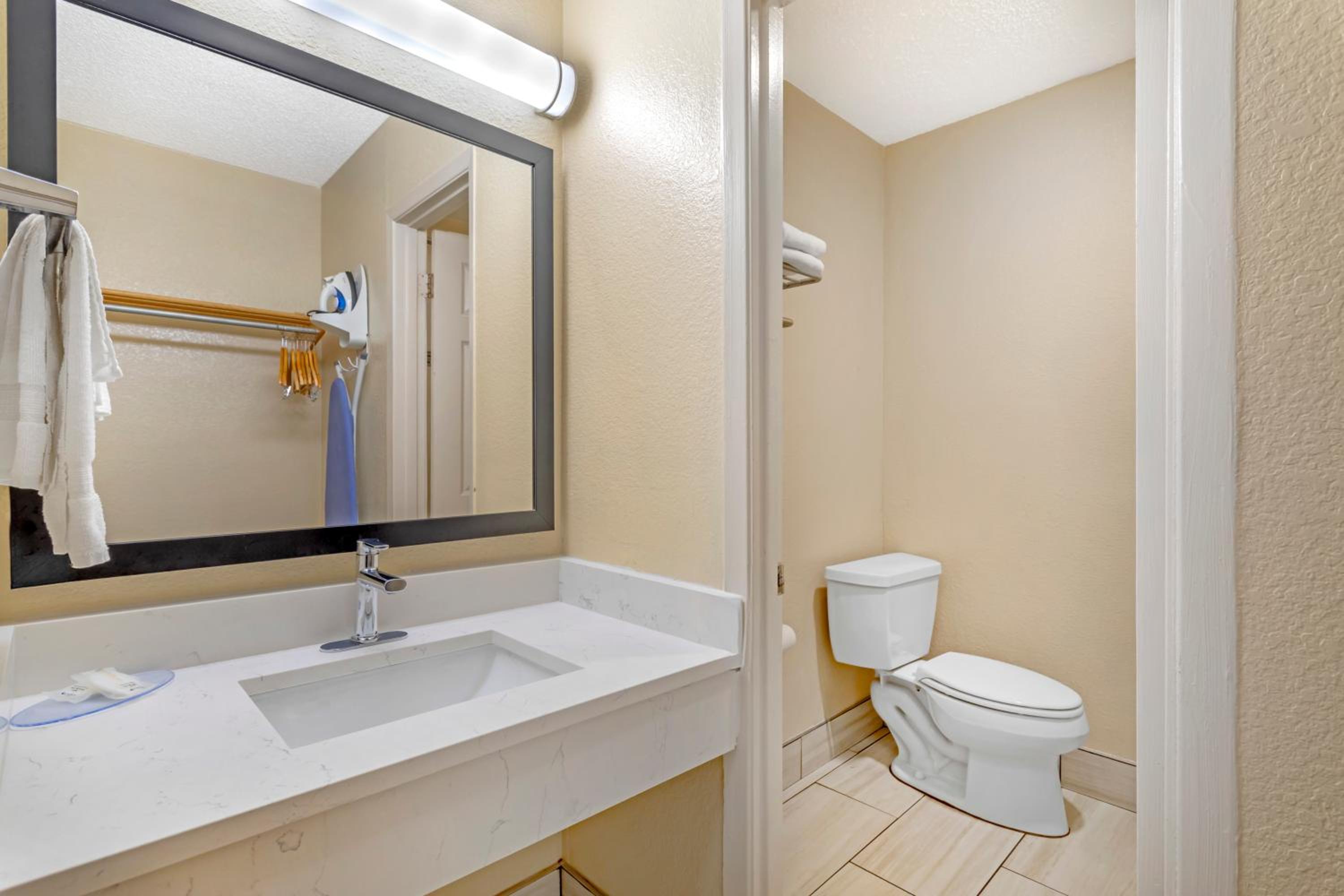 Queen Suite with Two Queen Beds - Non-Smoking - Photo 1