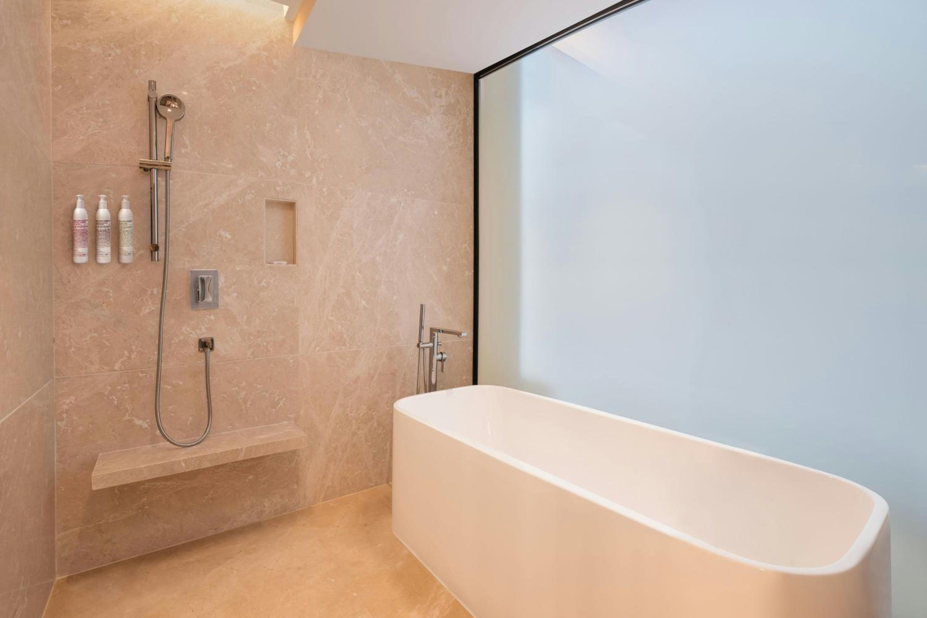 Signature King Suite with City View - Concierge Level -  20% Discount on Food & Drink, INR 500 SPA Credit per stay  - Photo 4