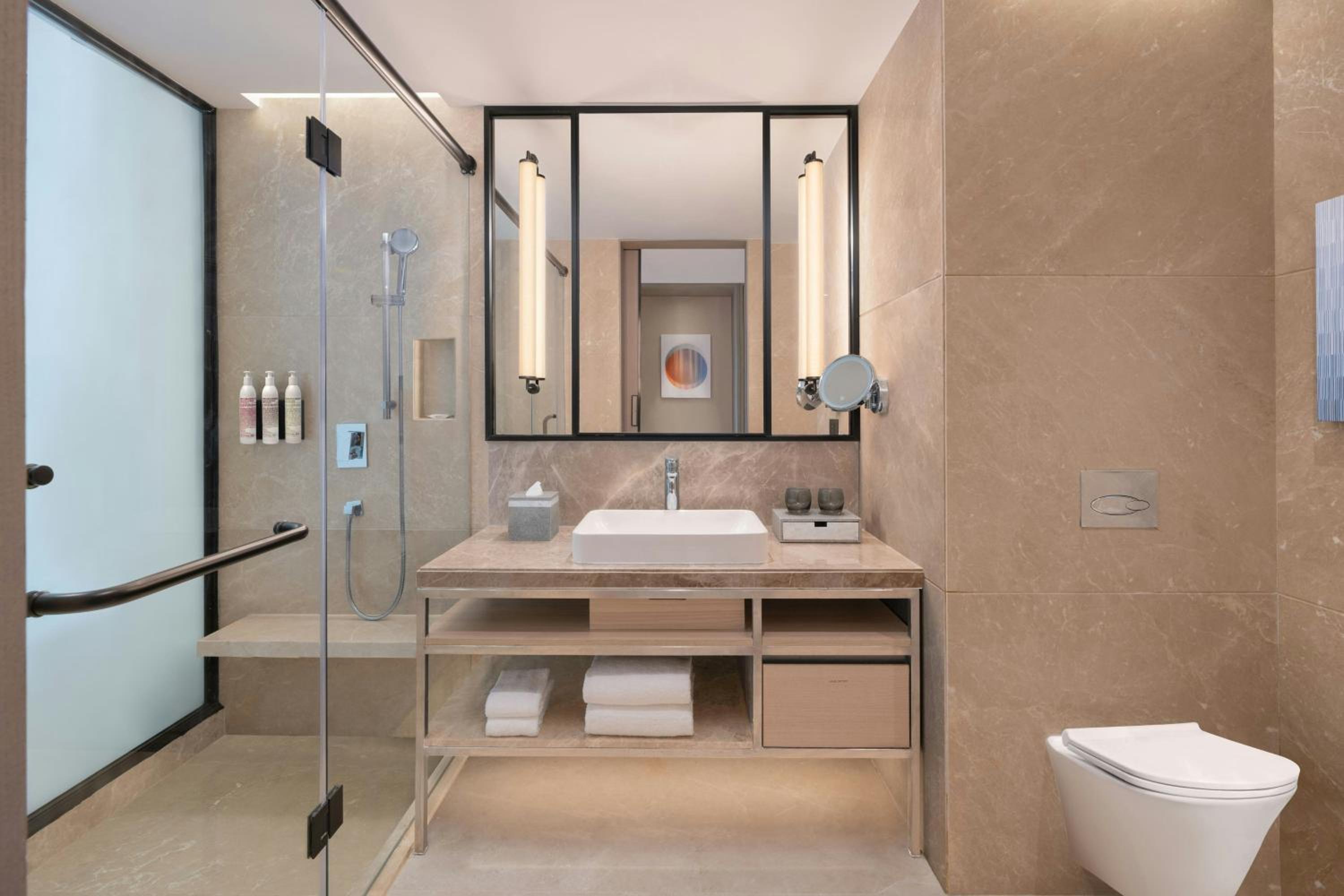 Club King Room with City View - 20% Discount  on Food & Drink, INR 500 SPA Credit per stay - Photo 3