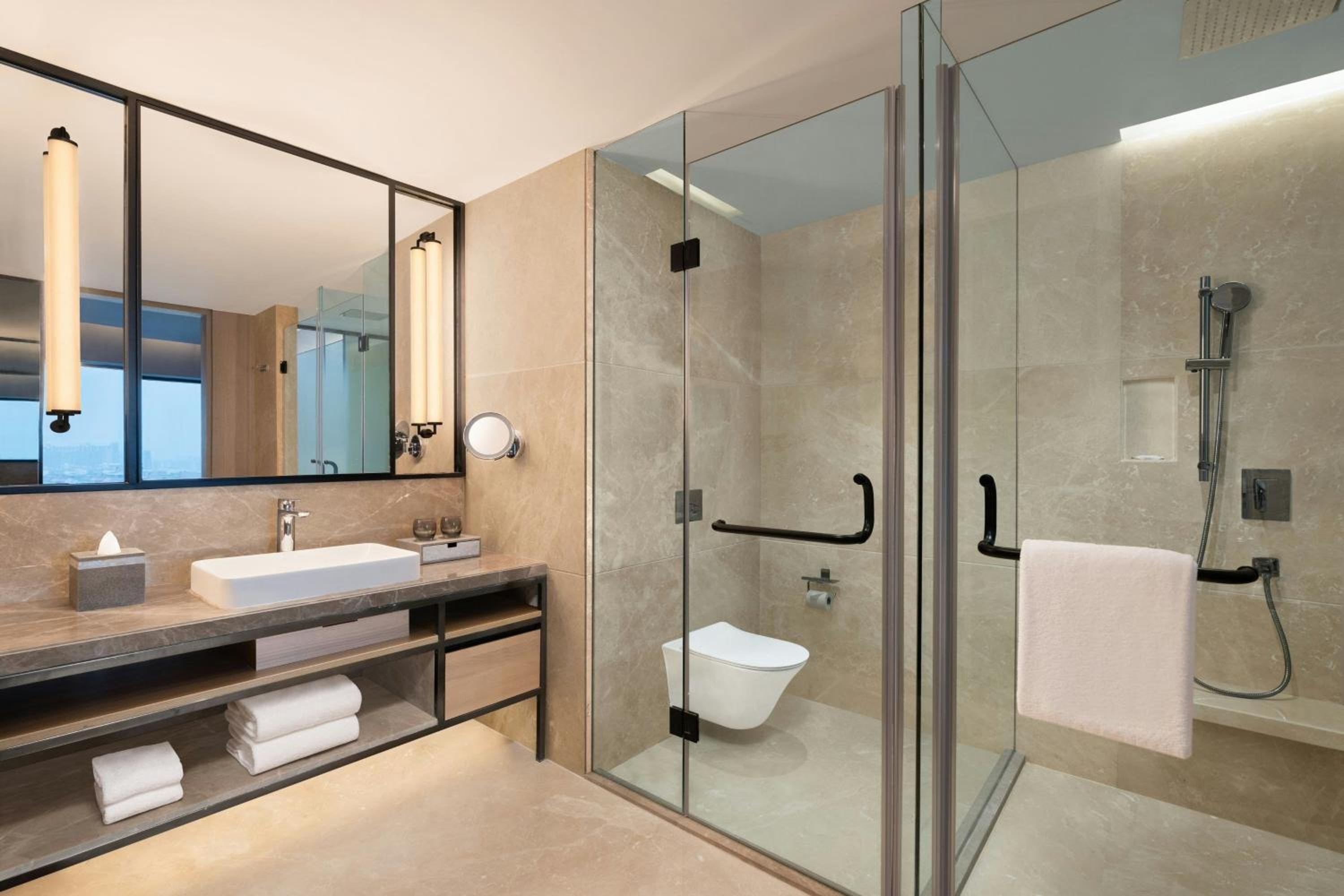 Signature King Suite with City View - Concierge Level -  20% Discount on Food & Drink, INR 500 SPA Credit per stay  - Photo 7