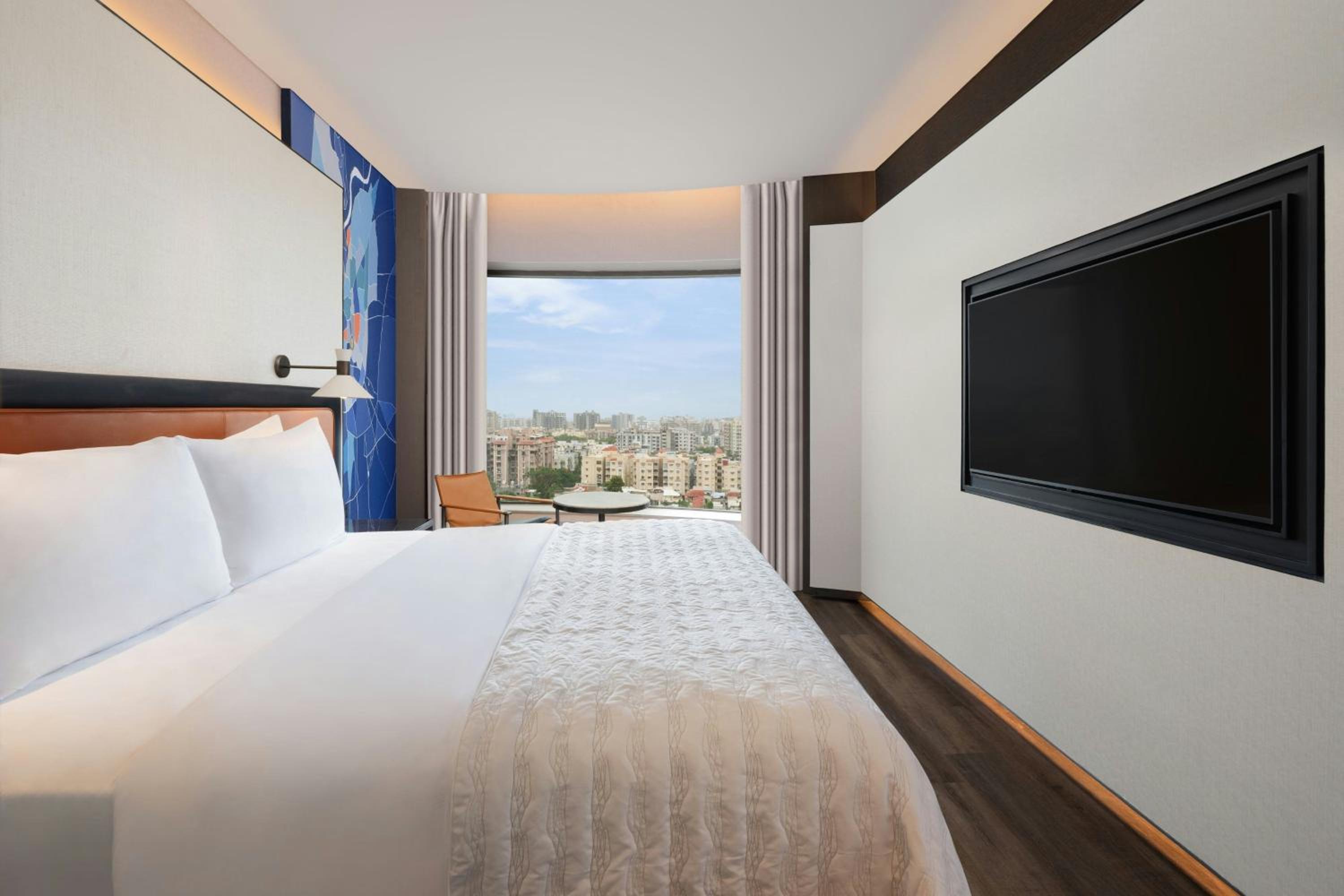 Signature King Suite with City View - Concierge Level -  20% Discount on Food & Drink, INR 500 SPA Credit per stay  - Photo 6