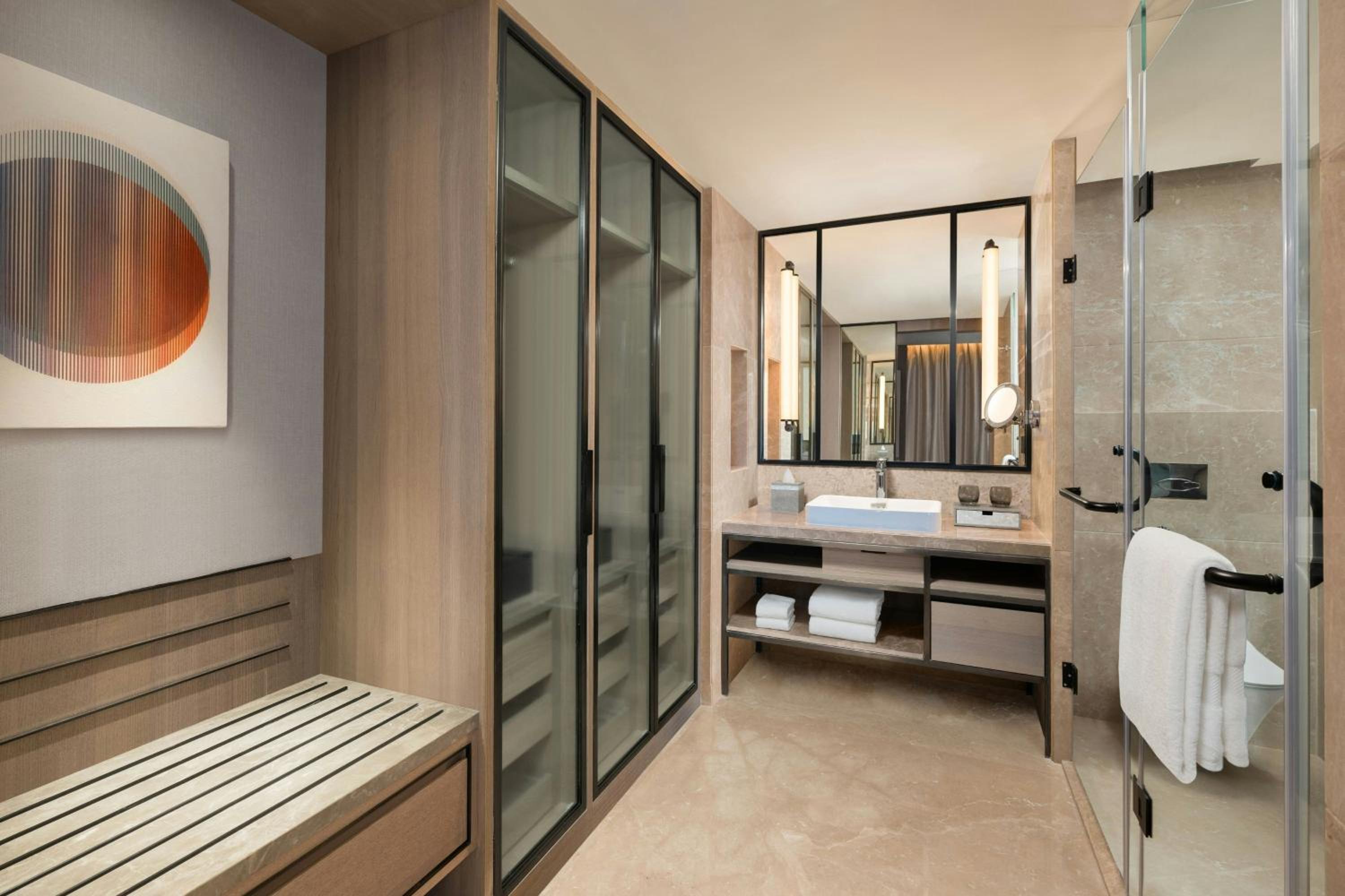 Signature King Suite with City View - Concierge Level -  20% Discount on Food & Drink, INR 500 SPA Credit per stay  - Photo 3