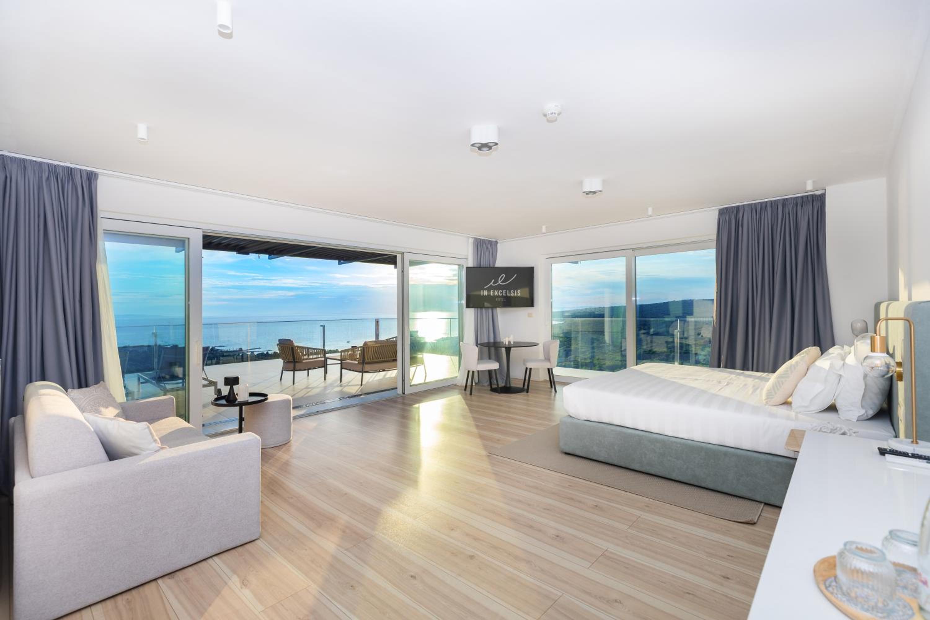 Panoramic Suite with Balcony and Whirlpool
