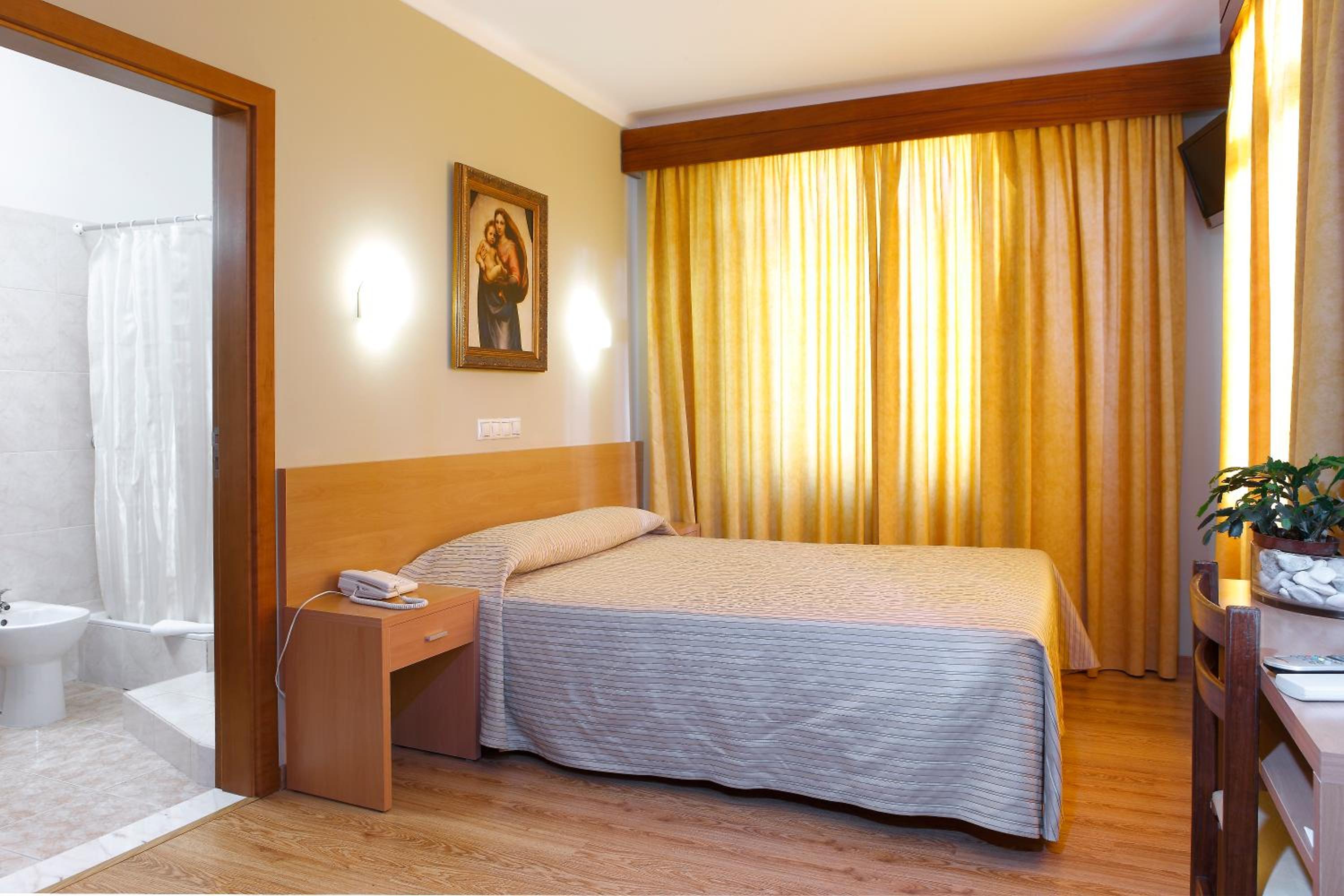 Double or Twin Room - Photo 2