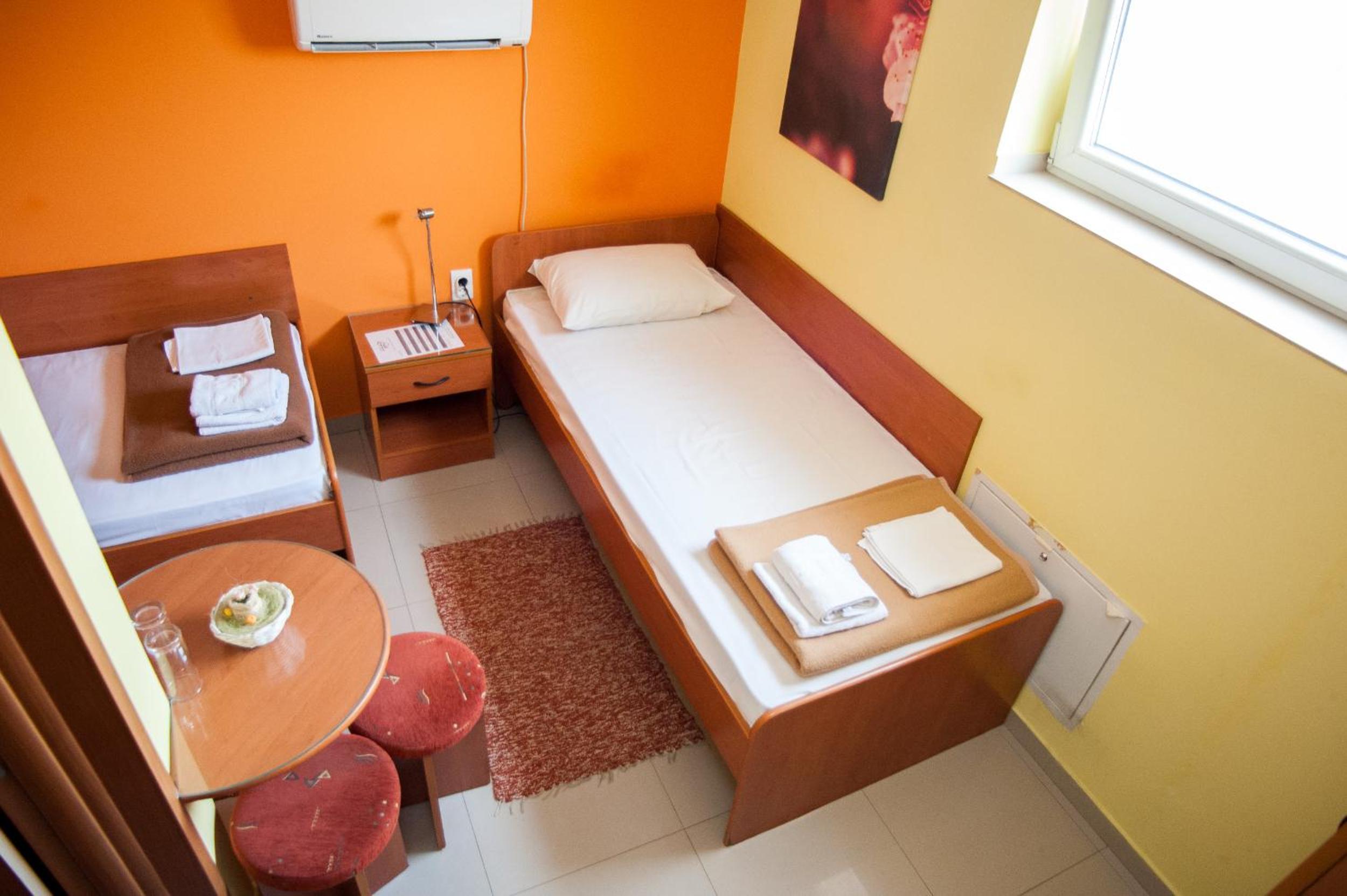 Twin Room - Photo 11