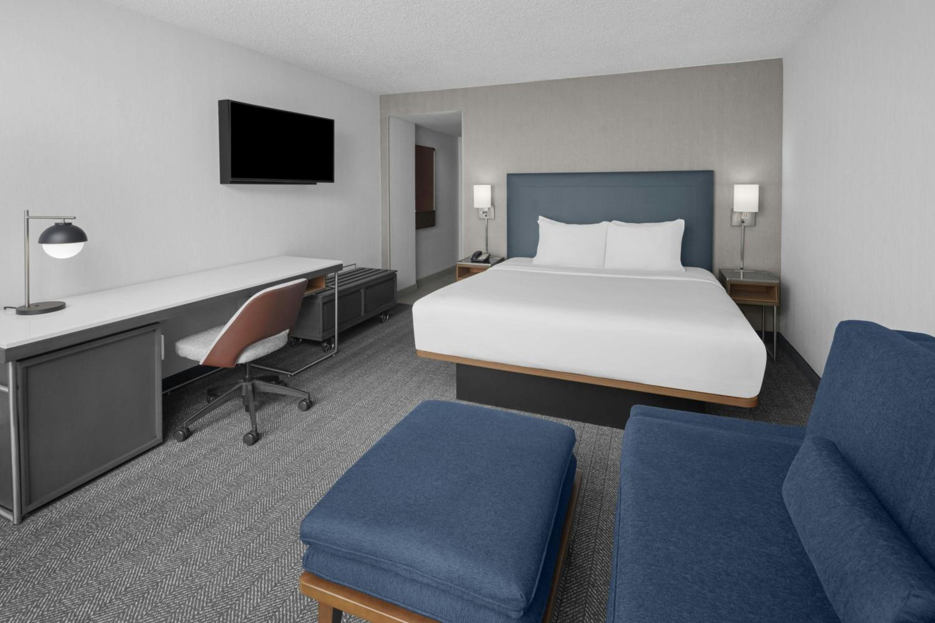 King Room with Sofa Bed - Hearing Accessible - Photo 4