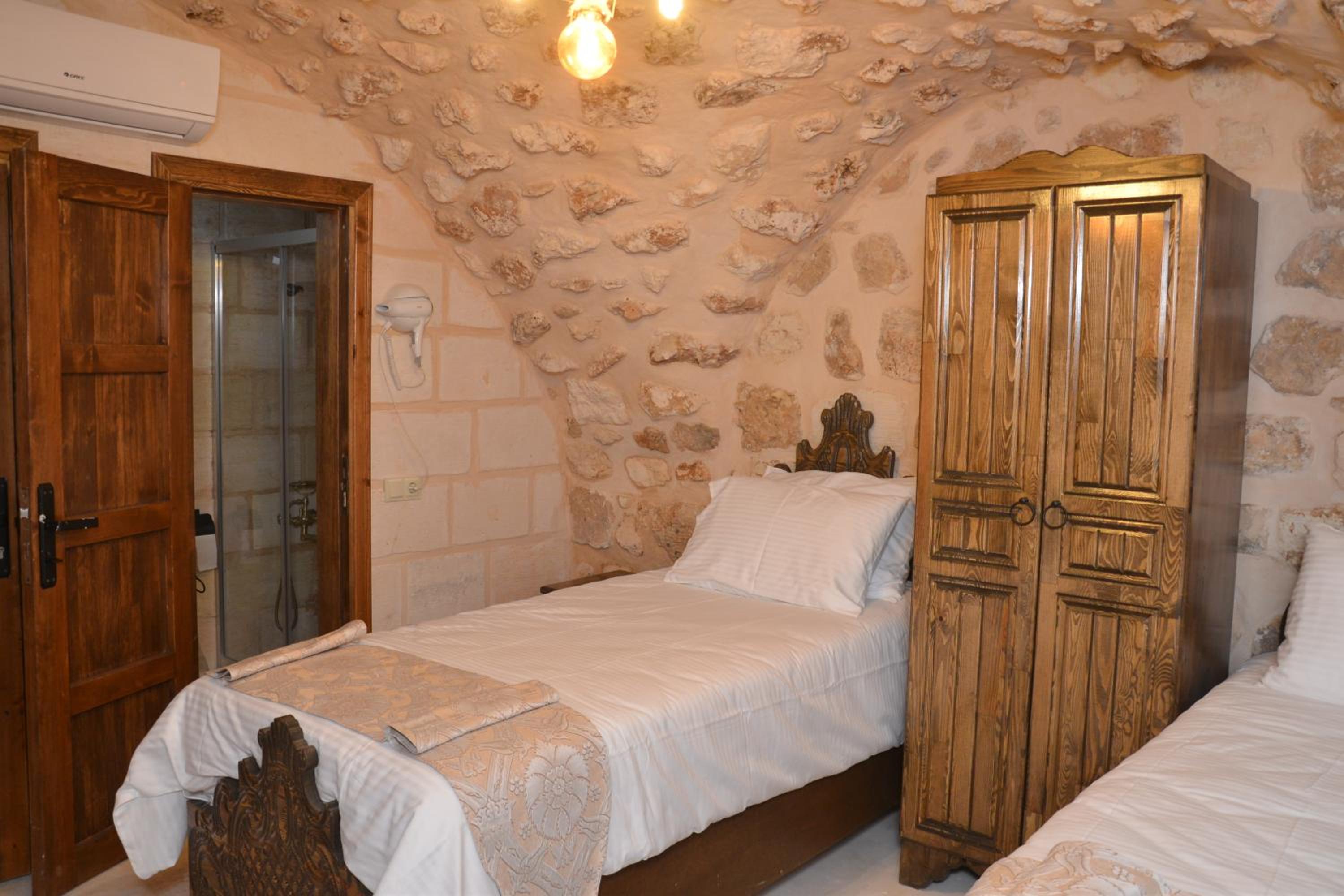 Standard Twin Room - Photo 2