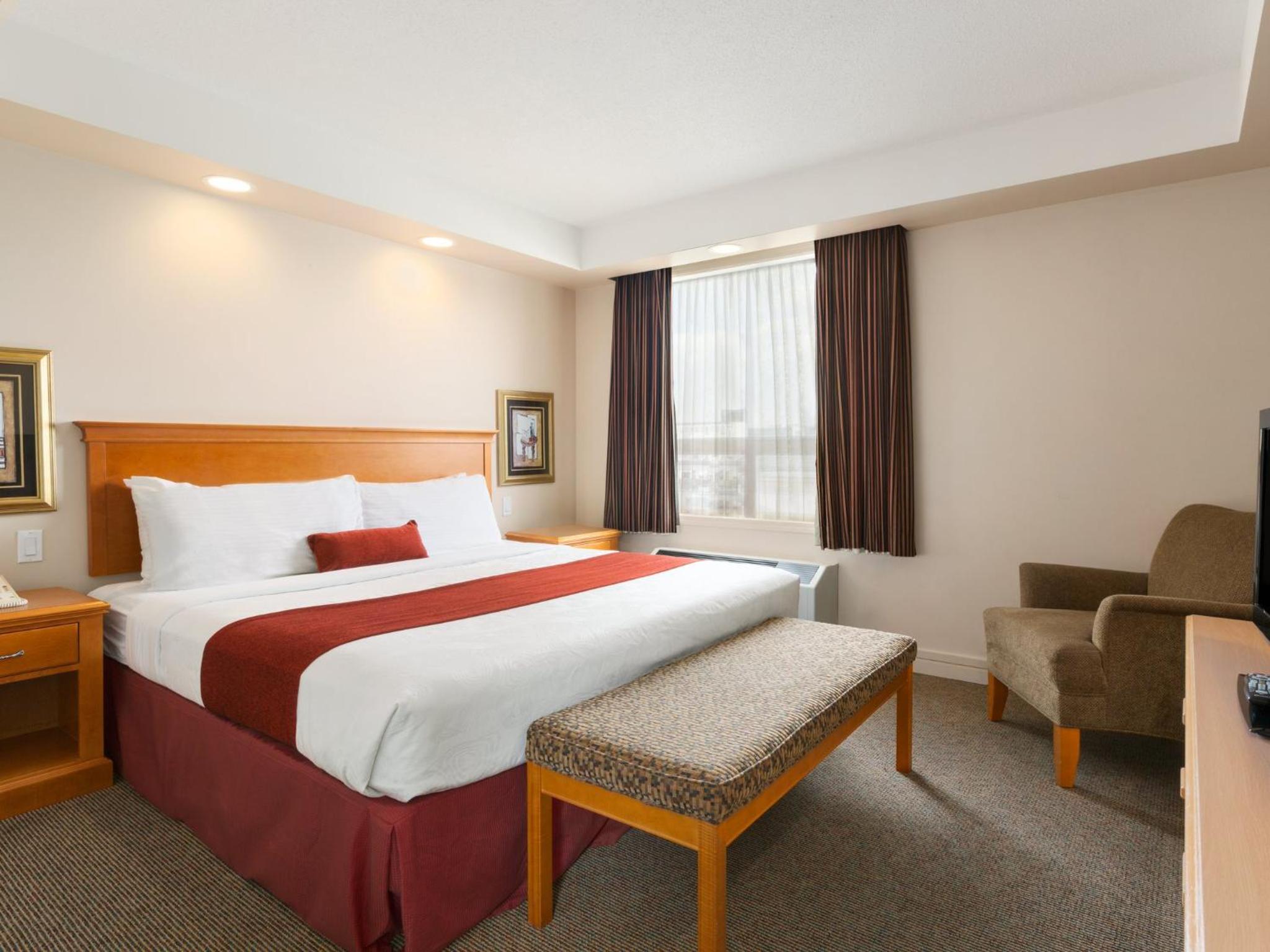 One-Bedroom Suite with One King Bed and One Queen Bed- Non-Smoking photo 3