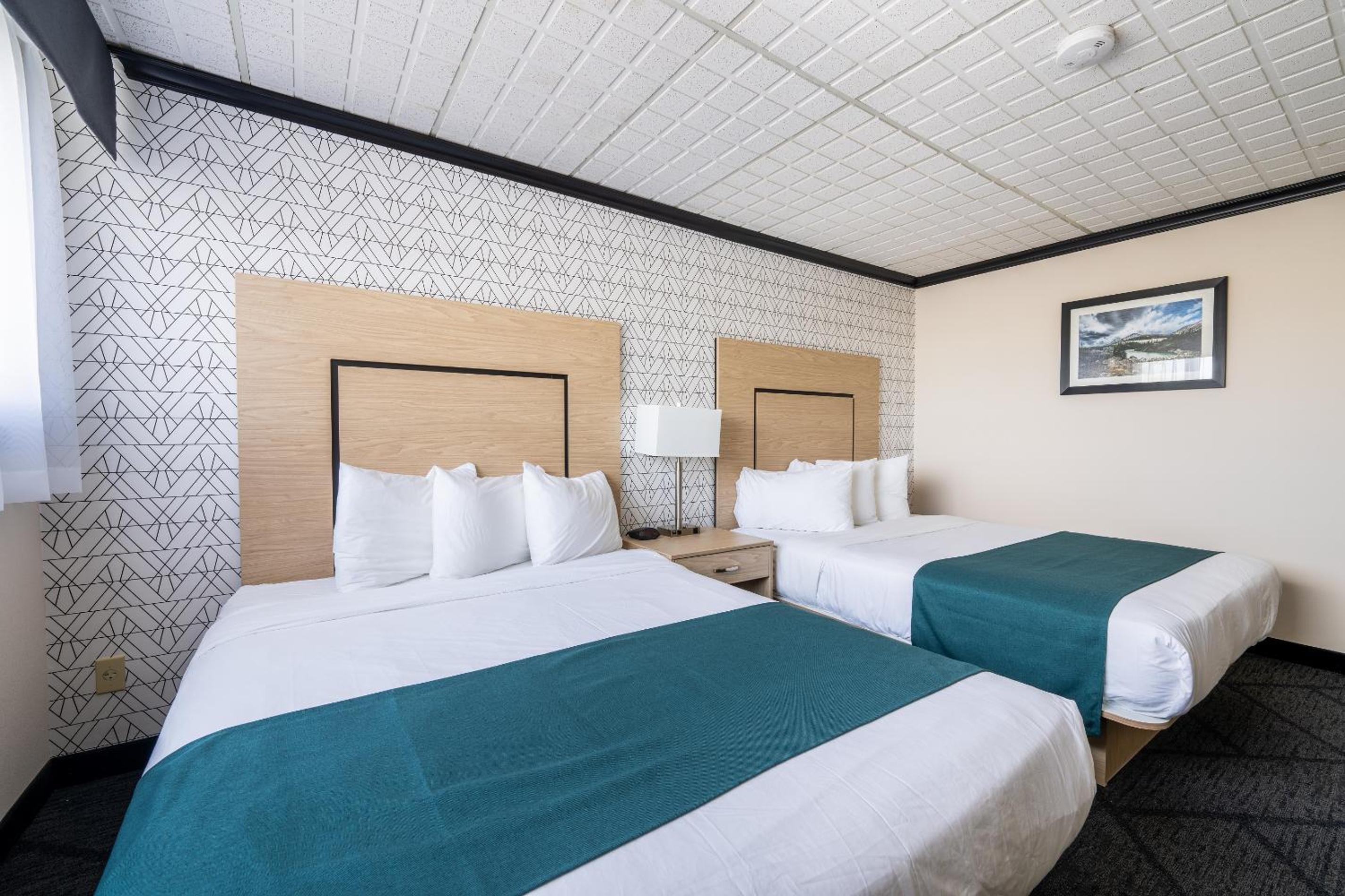 Queen Room with Two Queen Beds - Non-Smoking photo 2