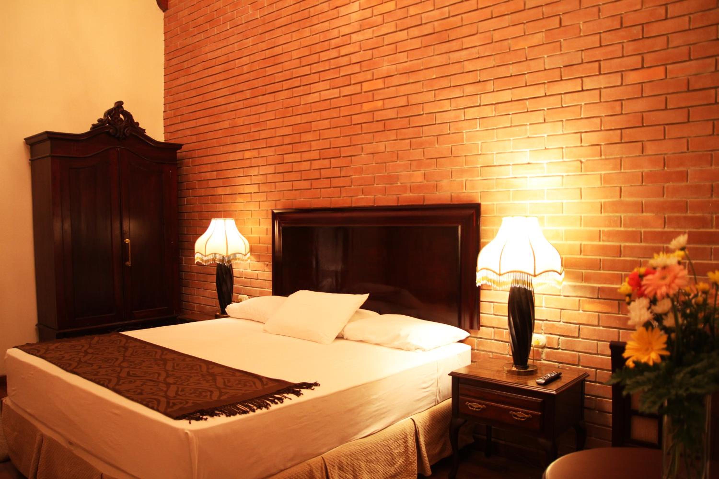 Deluxe King Suite photo 3