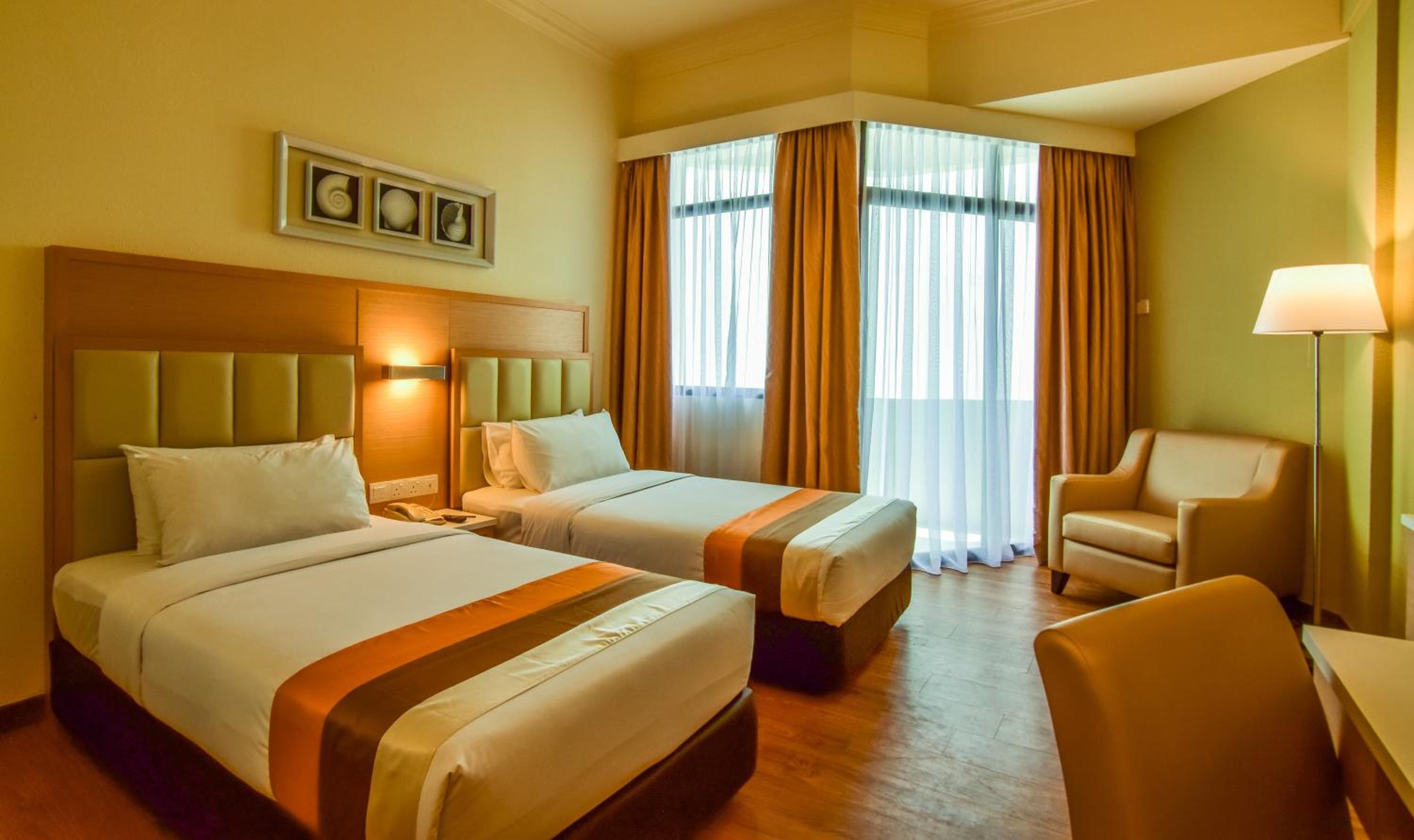 Deluxe King or Twin Room with Partial Sea View - Photo 2