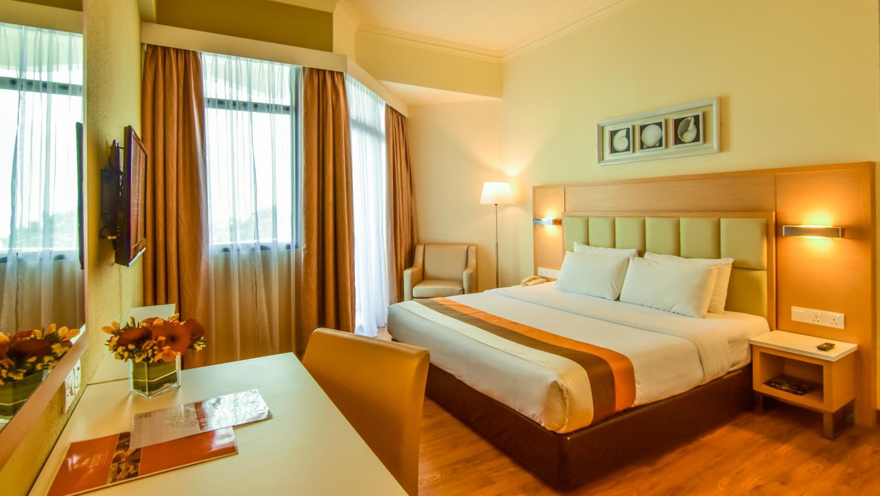 Deluxe King or Twin Room with Partial Sea View - Photo 1