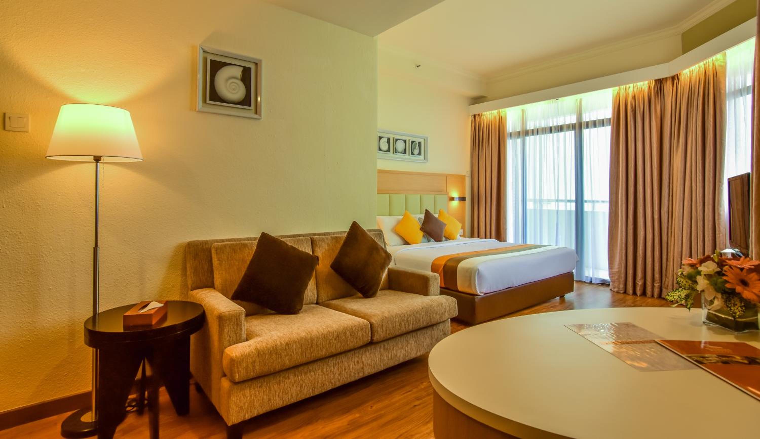 Deluxe King Suite with Sea View - Photo 2