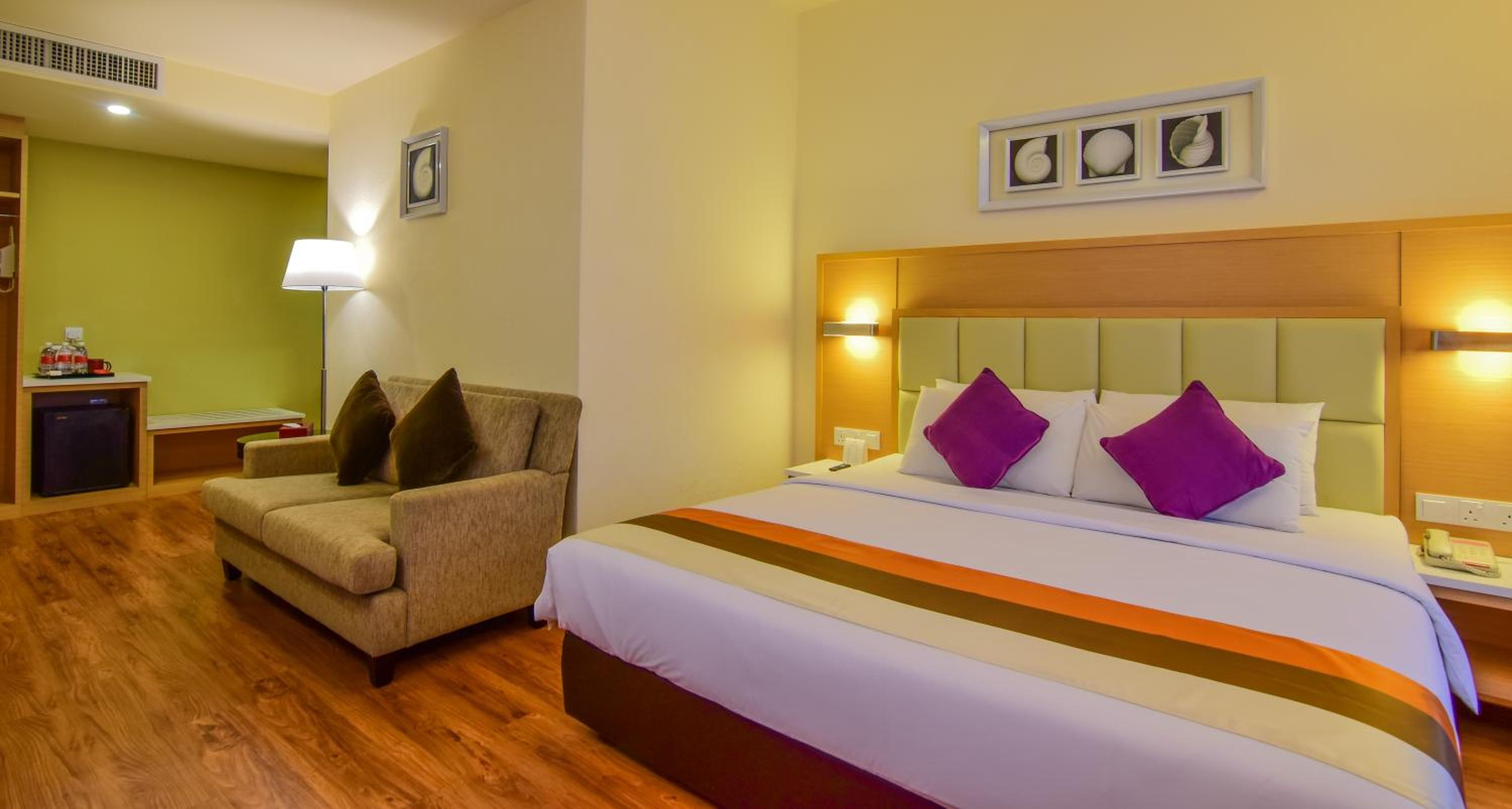 Deluxe King Suite with Sea View - Photo 1