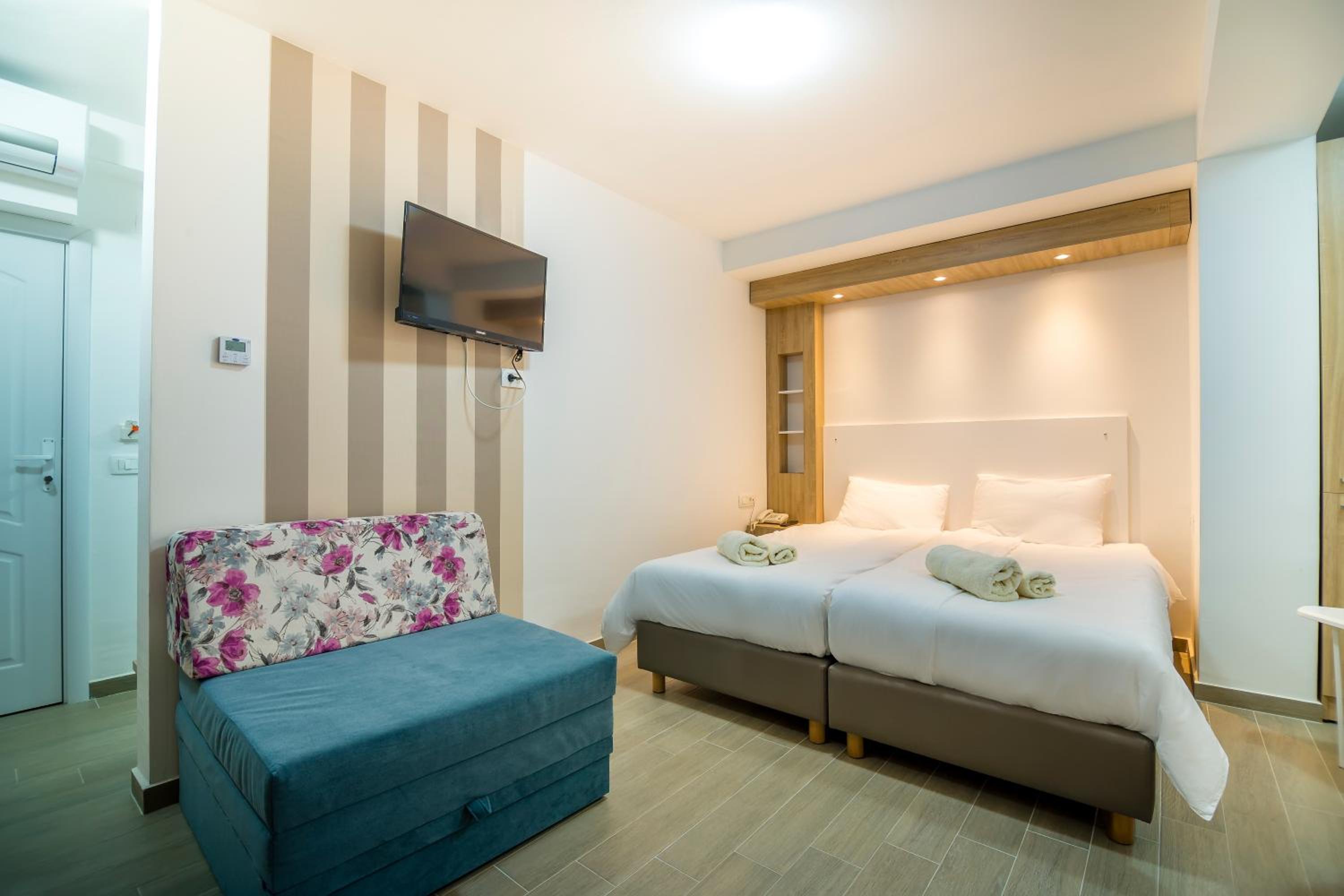 Twin Room with Lake View - Photo 1