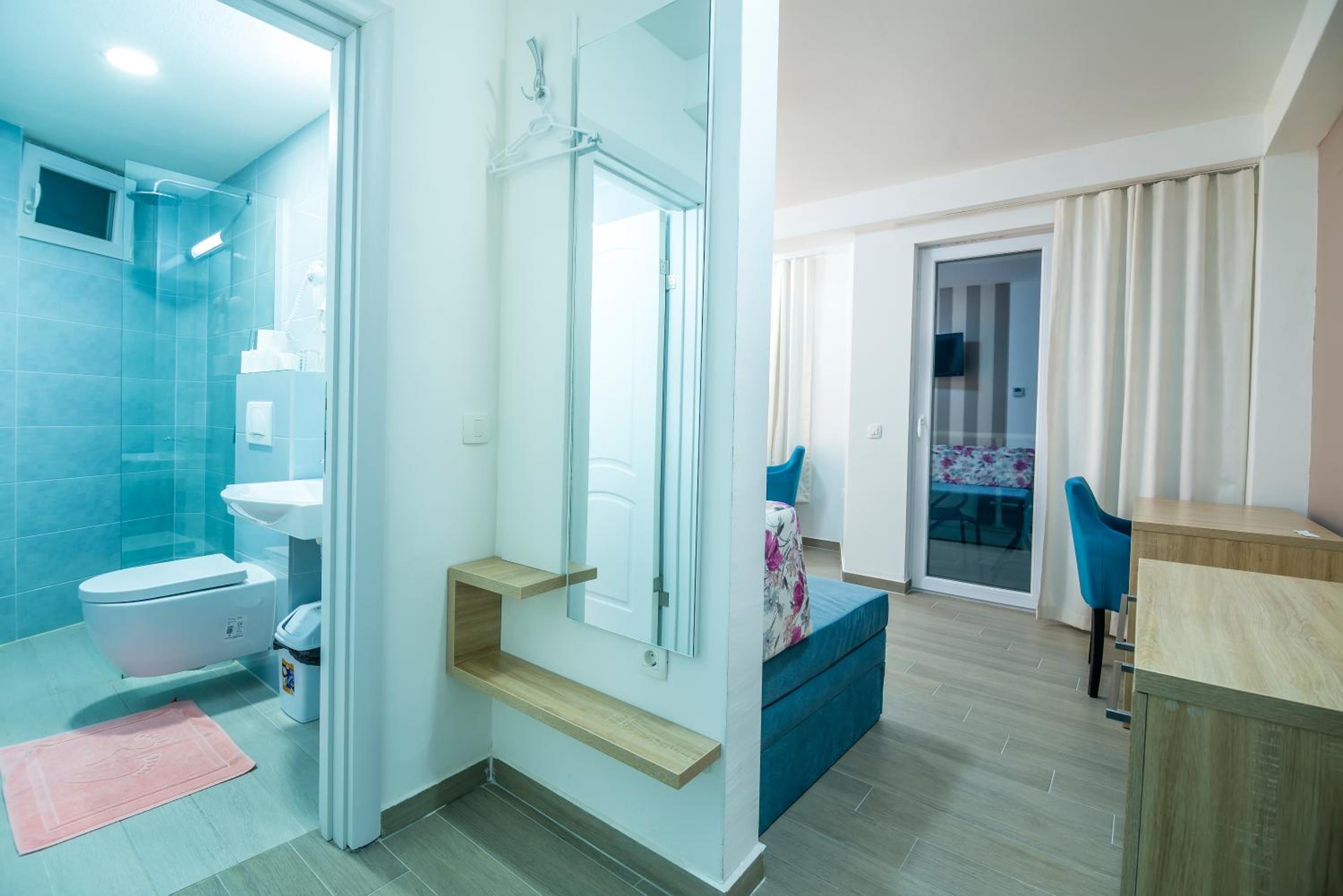 Twin Room with Lake View - Photo 9