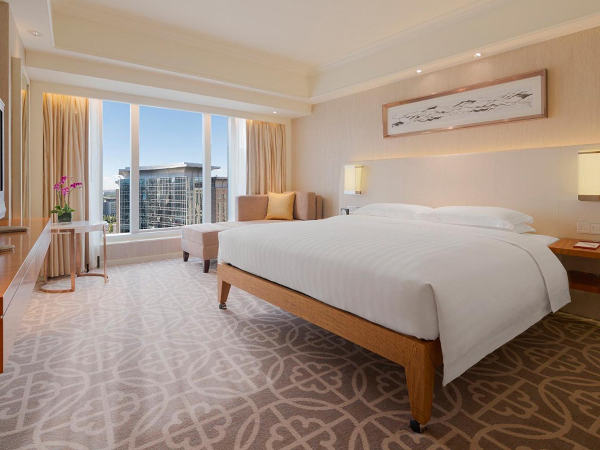Grand Deluxe Suite, 1 King Bed - Photo 2