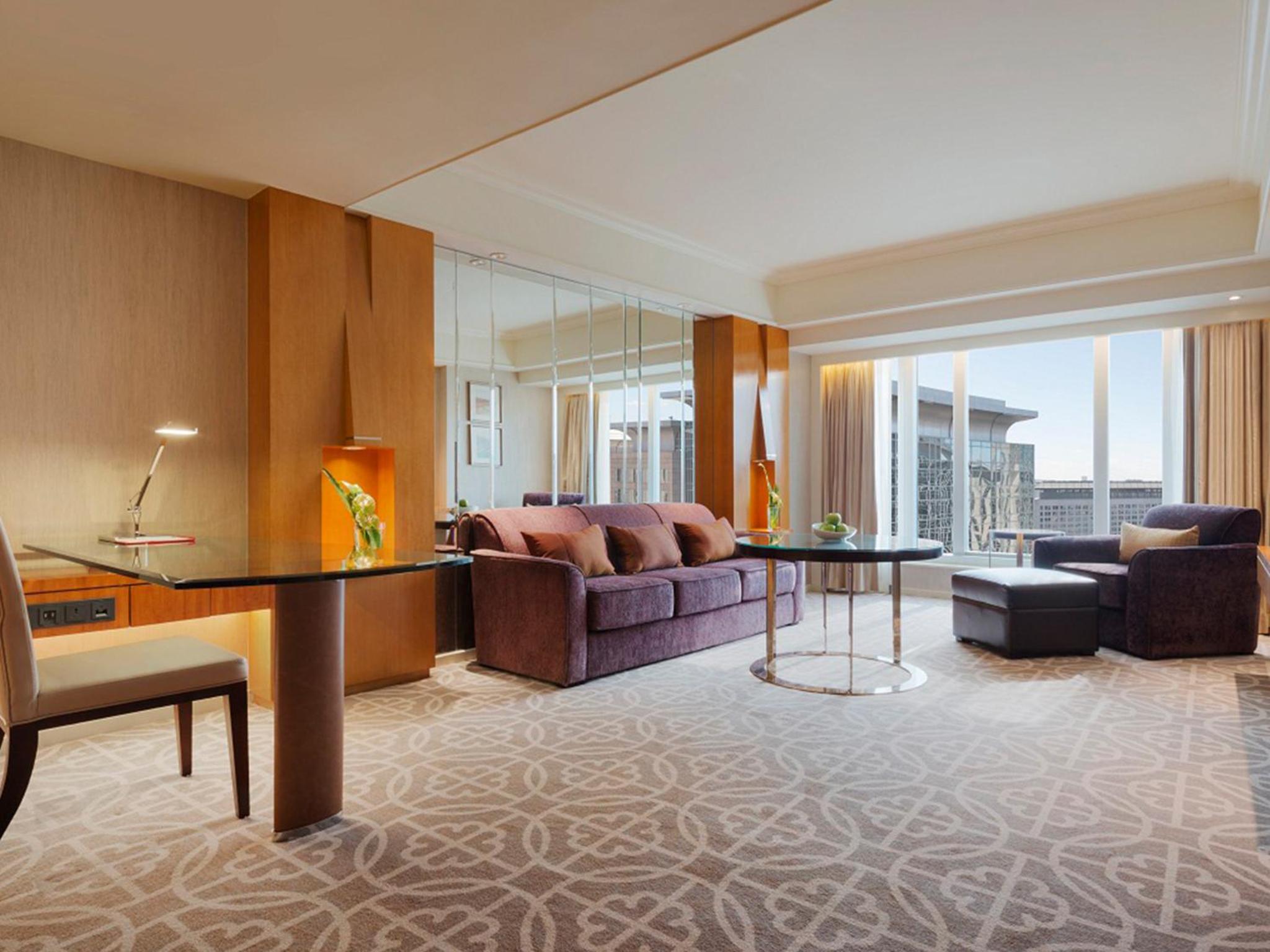 Grand Deluxe Suite, 1 King Bed - Photo 3