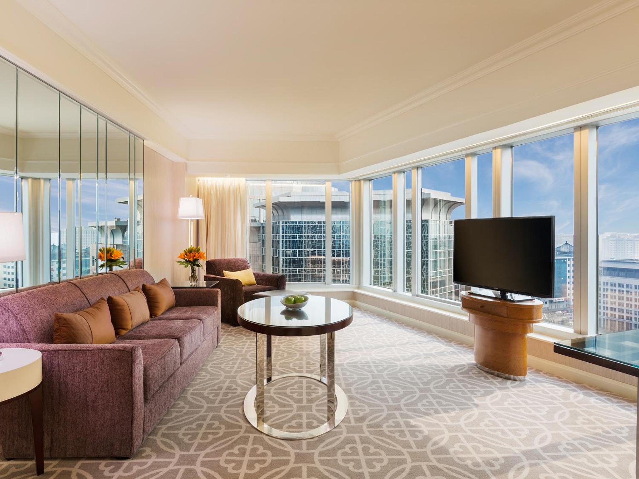 Grand Deluxe Suite, 1 King Bed - Photo 1