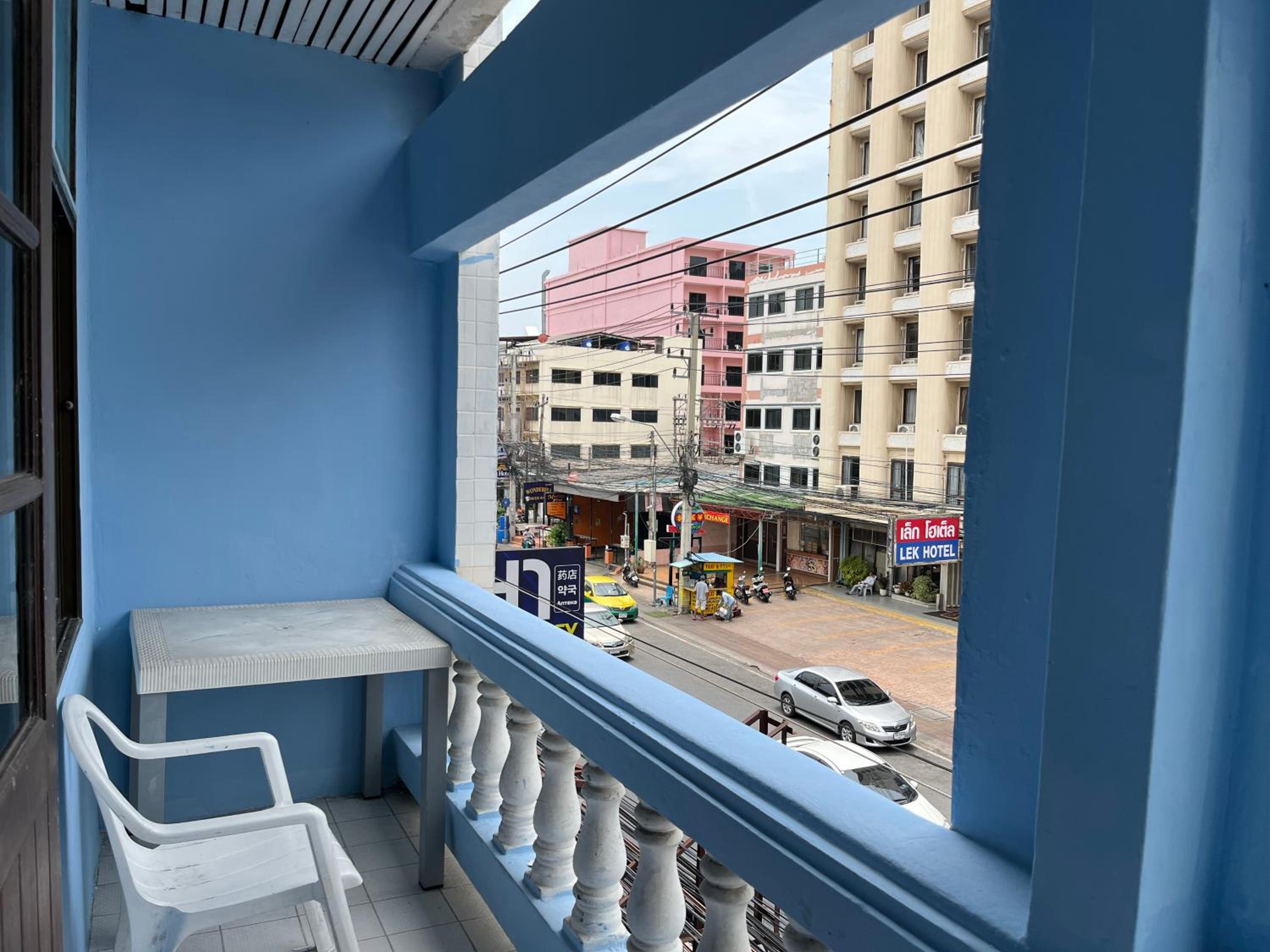 Family Room with Balcony thumbnail 6
