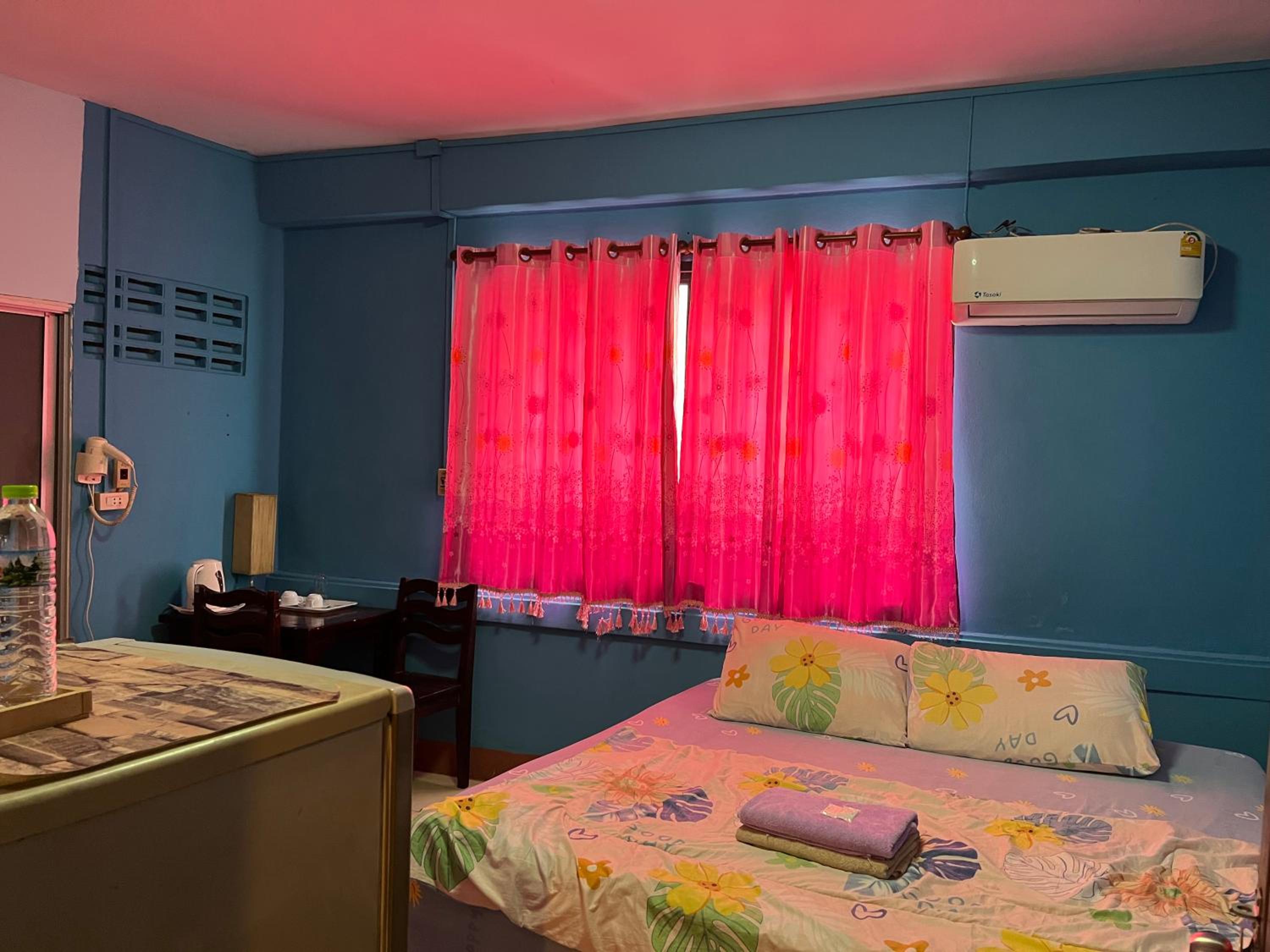 Large Double Room thumbnail 5