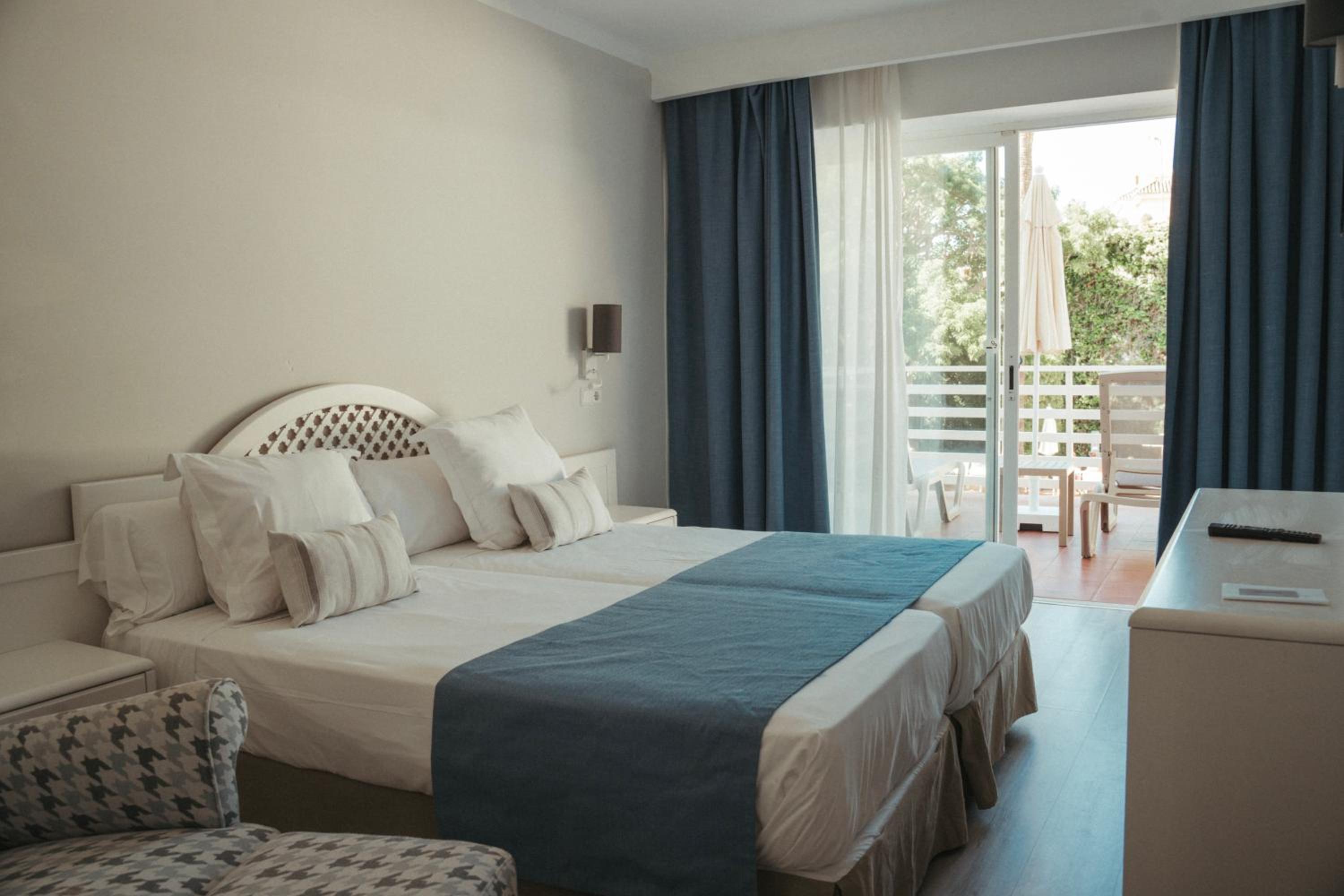 Double Room with Terrace thumbnail 5